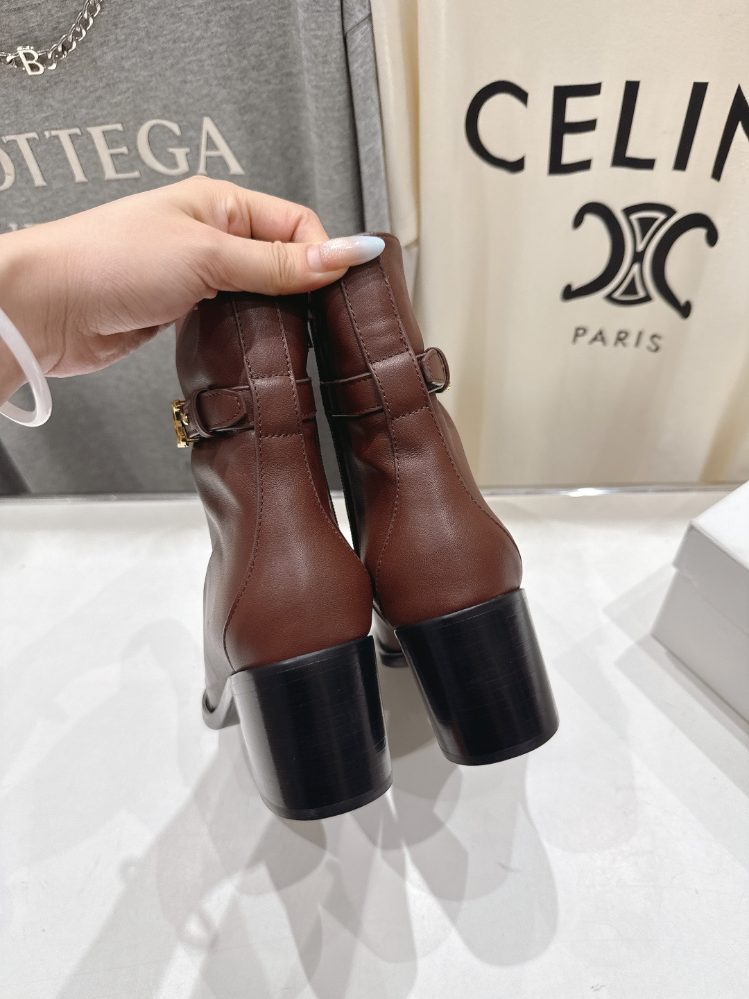 高版本出厂 Celine*/赛琳F052 2025ss秋冬新品简约复古风高跟短靴 复古简约又时尚 上脚舒