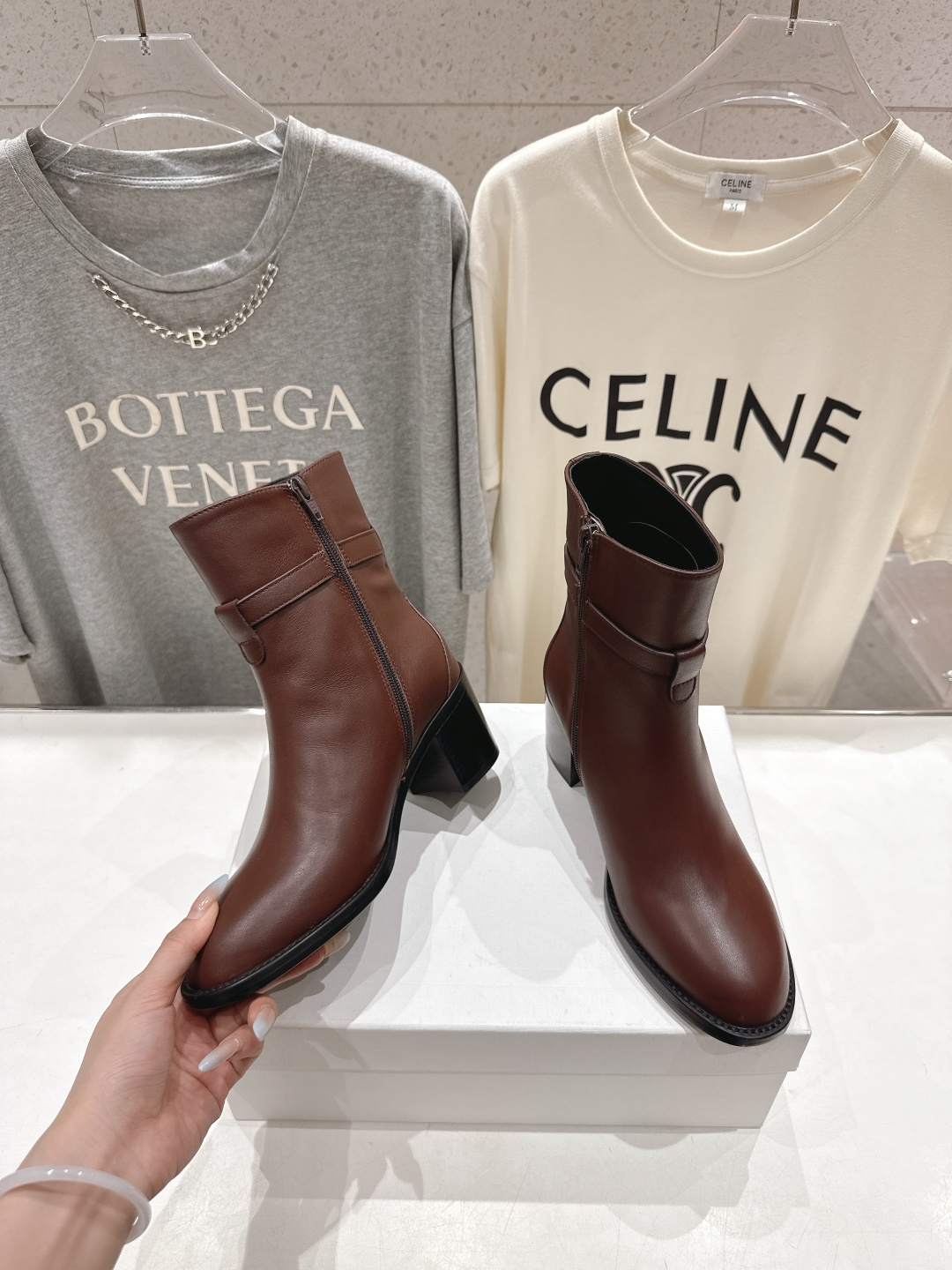 高版本出厂 Celine*/赛琳F052 2025ss秋冬新品简约复古风高跟短靴 复古简约又时尚 上脚舒