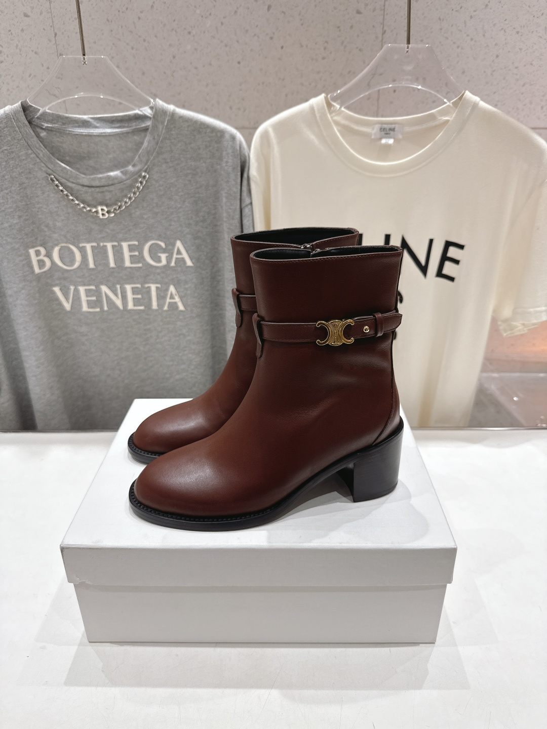 高版本出厂 Celine*/赛琳F052 2025ss秋冬新品简约复古风高跟短靴 复古简约又时尚 上脚舒