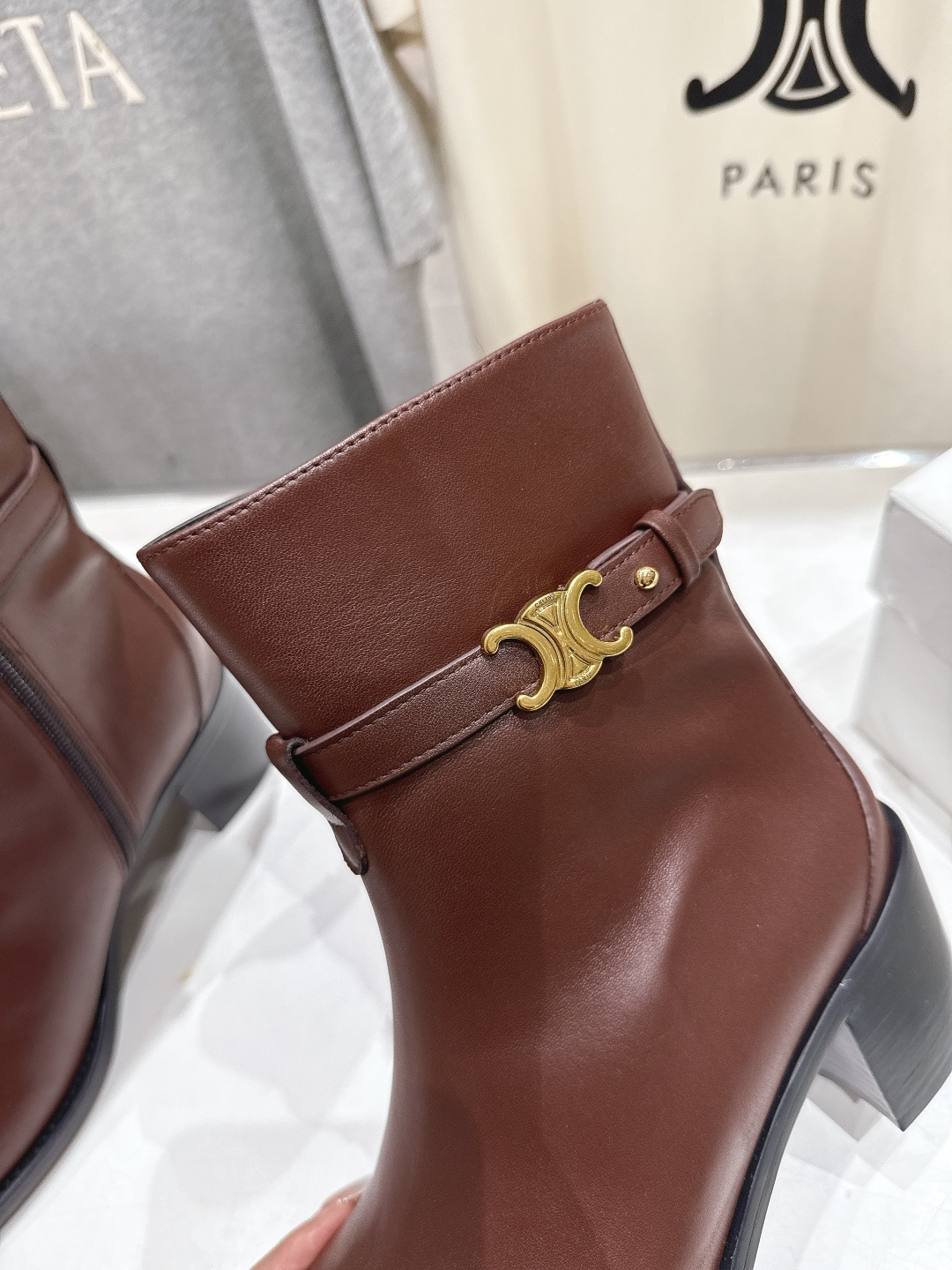 高版本出厂 Celine*/赛琳F052 2025ss秋冬新品简约复古风高跟短靴 复古简约又时尚 上脚舒