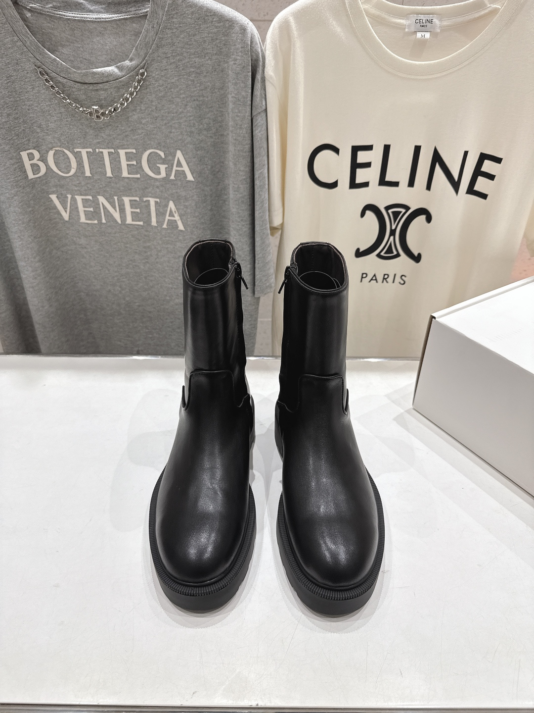 NO:559942,High version the row F028 2025ss autumn and winter popular thick-soled simple short boots and bare boots. Very comfortable thick-soled short boots, minimalist design concept, slim version, easy to wear, good looks and practicality. Imported calfskin upper, water-dyed cowhide lining, Italian genuine leather outsole, size 35-39 (40 customized, non-returnable, non-exchangeable), boots, boots, cowhide, Leather soles19860909高版本  the row F028 2025ss秋冬爆款厚底简约短靴及裸靴 非常舒服的厚底短靴,极简设计理念,版型显瘦好穿颜值与实用性并存 鞋面进口小牛皮 内里水染牛皮 大底意大利真皮大底 码数35-39（40定做不退不换）,靴子,boots,cowhide,Leather soles,Women's Shoes