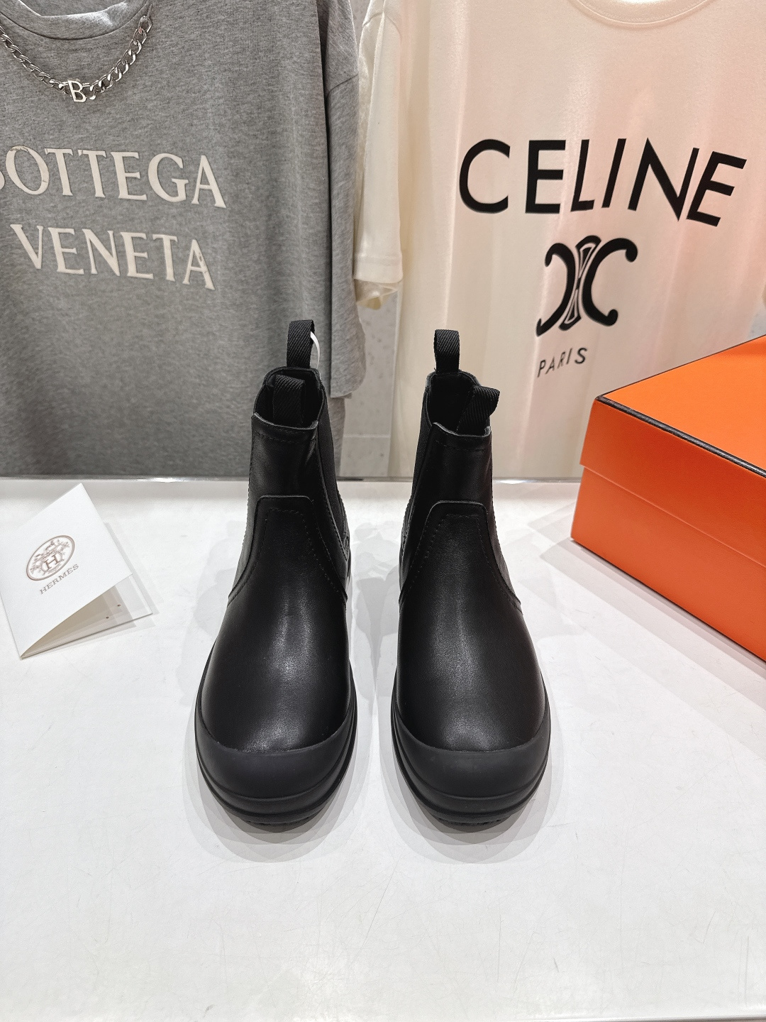 NO:559944,High version Hermes F058 25ss new H family 2025ss new autumn and winter Chelsea short boots. The shoe shape is very good-looking, with the ultimate shape, very comfortable on the feet, and full of high-end feeling!  Fabric imported high mercerized cow suede/imported calfskin lining sheepskin lining outsole original molded rubber outsole top quality 35-40 (40 custom made, non-returnable), boots, hermes, hermes, boots, cowhide, sheepskin19860909高版本 Hermes 爱马仕F058 25ss new H家2025ss新款秋冬切尔西短靴 鞋型很好看,见到到极致的造型,上脚非常舒适,高级感十足！ 面料进口高丝光牛反绒/进口小牛皮 内里羊皮内里 大底原版开模橡胶大底 顶级品质35-40（40订做不退换）,靴子,hermes,hermes,boots,cowhide,sheepskin,Women's Shoes