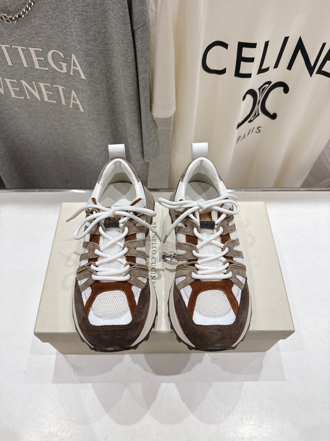 NO:559932,High version couple model Brunello Cucinelli F059 new BC lace-up thick-soled couple model casual sports shoes, market high version BC is a well-known Italian brand, minimalist style, retro and high-end!  Simple and elegant, it is a very attractive style!  The king of high-end and versatile, it feels good and comfortable on the feet!  Super versatile!  Super eye-catching!  A must-have~ The upper is imported high-mercerized smooth cow suede, the lining is imported sheep lining, the outsole is original open-molded TPU outsole, non-slip and wear-resistant, size 35-45 (40 for women, 45 for men, custom-made and non-returnable), casual shoes/sports shoes, brunello cucinelli, sneakers19860909高版本 情侣款  Brunello Cucinelli F059新款BC系带厚底情侣款休闲运动鞋,市场高版本 BC是意大利知名品牌,极简主义风格,复古又高级！简约又大气,属于非常耐看的款式！高级百搭之王,脚感很好很舒服！超级百搭！超级耐看！必备款～ 鞋面进口高丝光牛反绒 内里进口羊里 大底原版开模TPU大底 防滑耐磨 码数35-45（女40.男45订做不退换）,休闲鞋/运动鞋,brunello cucinelli,sneakers,Women's Shoes
