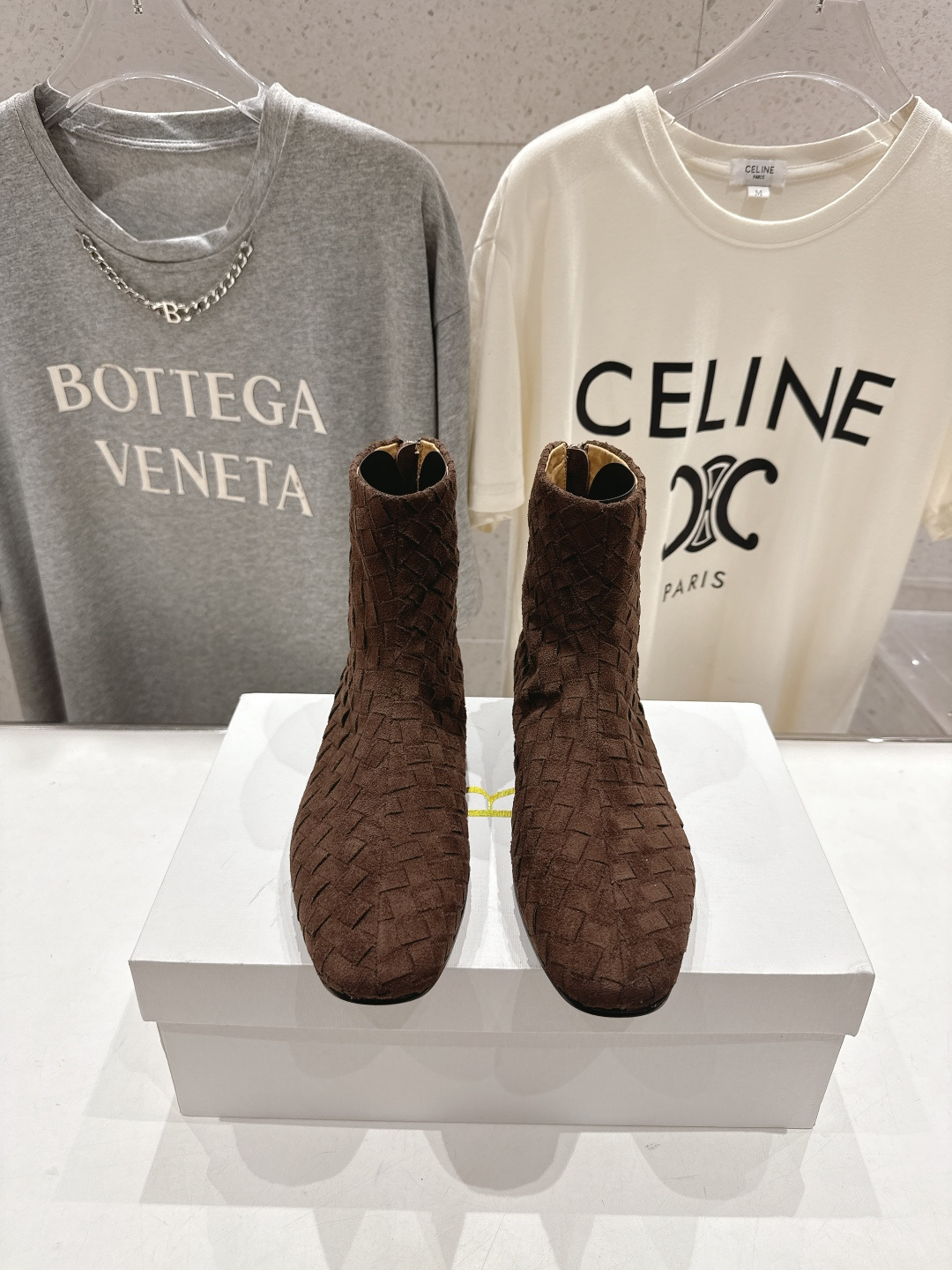 NO:559922,High version of the row 2025ss popular autumn and winter flat simple short boots and bare boots. Very comfortable short boots, minimalist design concept, slim and easy to wear, good looks and practicality. Hand-woven uppers. Water-dyed cowhide lining. Outsole. Genuine leather injection outsole imported from Italy. Size 35-39 (40 41 custom-made, non-returnable and non-exchangeable), boots, boots, cowhide19860909高版本  the row 2025ss秋冬爆款平底简约短靴及裸靴 非常舒服的小矮靴,极简设计理念,版型显瘦好穿颜值与实用性并存 鞋面手工编织鞋面 内里水染牛皮 大底意大利进口真皮注塑大底 码数35-39（40 41定做不退不换）,靴子,boots,cowhide,Women's Shoes