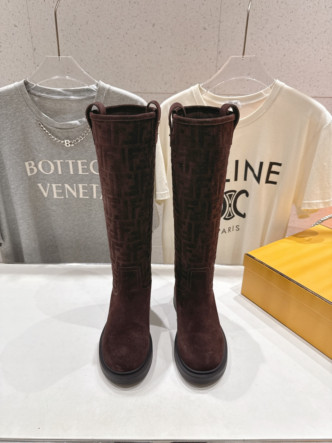 NO:559928,High version FENDI Fendi F029 2025ss autumn and winter new boots straight boots boots Martin boots Fendi has released beautiful boots again High mercerized cow suede fabric with special process embossing F family’s classic presbyopia, cowhide with full oil edges, high frequency embossing on the back bag Fashionable and avant-garde motorcycle style, very comfortable on the feet, cowhide lining  TUP original combination outsole, outsole thickness 3.5CM, the original complete set is very beautiful, the fried chicken on the feet will make you look slimmer!  A must-have item for winter!  Size 35-41, 40.41, custom-made, non-refundable, boots, fendi, fendi, fendi, boots, cowhide19860909高版本 FENDI芬迪F029 2025ss秋冬新款长靴直筒靴长筒靴 马丁靴 芬迪又出美靴啦 高丝光牛反绒面料搭配特殊工艺压印F家经典老花、牛皮位全油边、后包高周波压印 机车造型时尚前卫,上脚非常舒适、内里牛皮 TUP原版组合大底、大底厚度3.5CM原版全套极好看,上脚炒鸡显瘦呀！ 冬季必备决绝子单品！ 码数35-41,40.41订做不退换,靴子,fendi,fendi,fendi,boots,cowhide,Women's Shoes