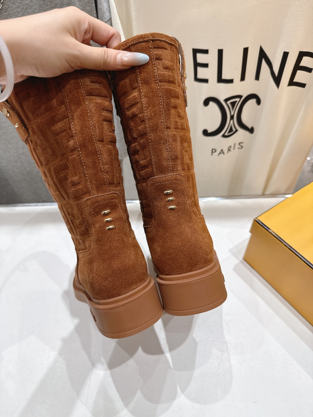 高版本出厂 FENDI芬迪F029 2025ss秋冬新款中靴直筒靴中筒靴 马丁靴芬迪又出美靴啦 高丝光牛