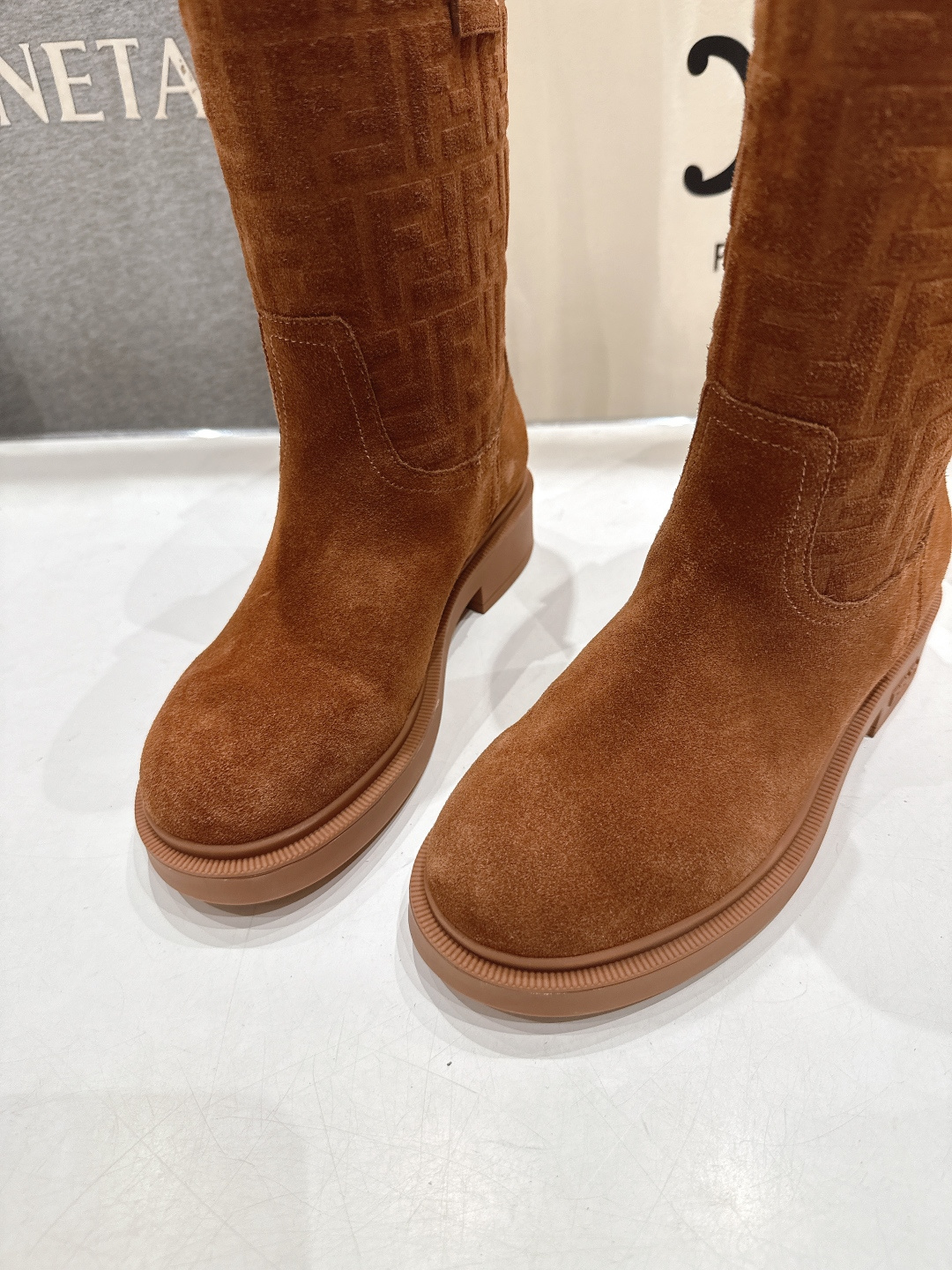 高版本出厂 FENDI芬迪F029 2025ss秋冬新款中靴直筒靴中筒靴 马丁靴芬迪又出美靴啦 高丝光牛