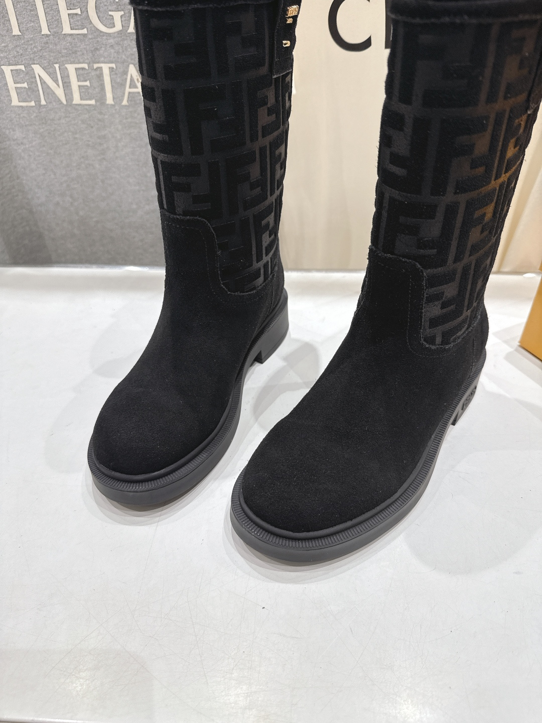 高版本出厂 FENDI芬迪F029 2025ss秋冬新款中靴直筒靴中筒靴 马丁靴芬迪又出美靴啦 高丝光牛