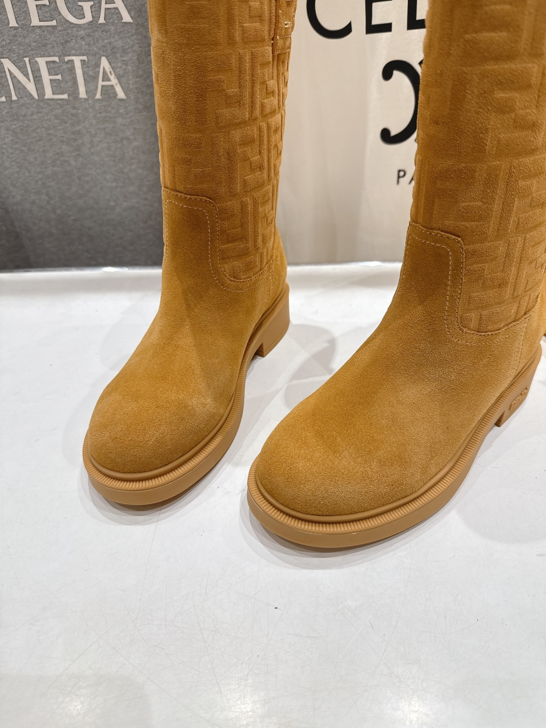 高版本出厂 FENDI芬迪F029 2025ss秋冬新款中靴直筒靴中筒靴 马丁靴芬迪又出美靴啦 高丝光牛