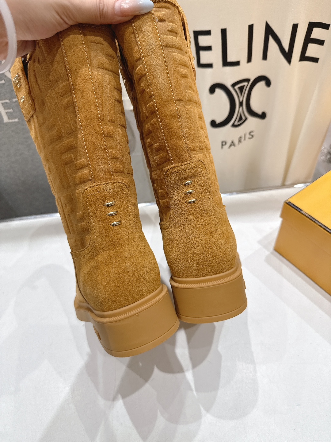 高版本出厂 FENDI芬迪F029 2025ss秋冬新款中靴直筒靴中筒靴 马丁靴芬迪又出美靴啦 高丝光牛