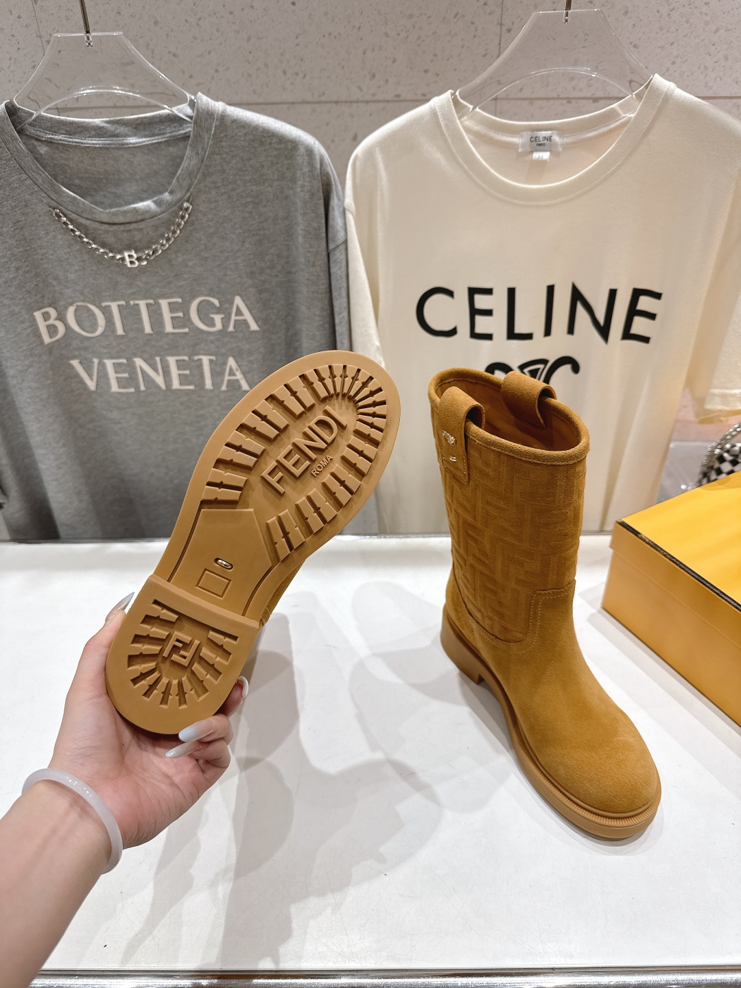 高版本出厂 FENDI芬迪F029 2025ss秋冬新款中靴直筒靴中筒靴 马丁靴芬迪又出美靴啦 高丝光牛