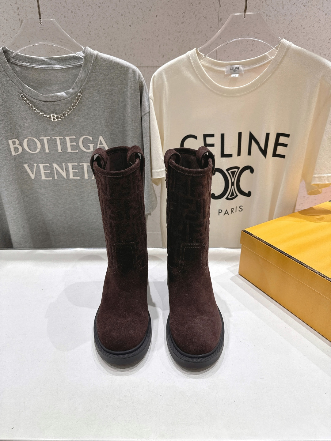 NO:559926,High version FENDI Fendi F029 2025ss autumn and winter new style mid-boot straight boots mid-calf boots Martin boots Fendi has released beautiful boots again High mercerized cow suede fabric with special process embossing F family’s classic presbyopia, full oil edges on cowhide, high frequency embossing on the back bag Fashionable and avant-garde motorcycle style, very comfortable on the feet, cowhide lining  TUP original combination outsole, outsole thickness 3.5CM, the original complete set is very beautiful, the fried chicken on the feet will make you look slimmer!  A must-have item for winter!  Size 35-41, 40.41, custom-made, non-refundable, boots, fendi, fendi, fendi, boots, cowhide19860909高版本 FENDI芬迪F029 2025ss秋冬新款中靴直筒靴中筒靴 马丁靴 芬迪又出美靴啦 高丝光牛反绒面料搭配特殊工艺压印F家经典老花、牛皮位全油边、后包高周波压印 机车造型时尚前卫,上脚非常舒适、内里牛皮 TUP原版组合大底、大底厚度3.5CM原版全套极好看,上脚炒鸡显瘦呀！ 冬季必备决绝子单品！ 码数35-41,40.41订做不退换,靴子,fendi,fendi,fendi,boots,cowhide,Women's Shoes