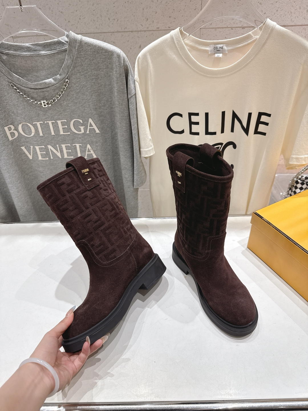 高版本出厂 FENDI芬迪F029 2025ss秋冬新款中靴直筒靴中筒靴 马丁靴芬迪又出美靴啦 高丝光牛