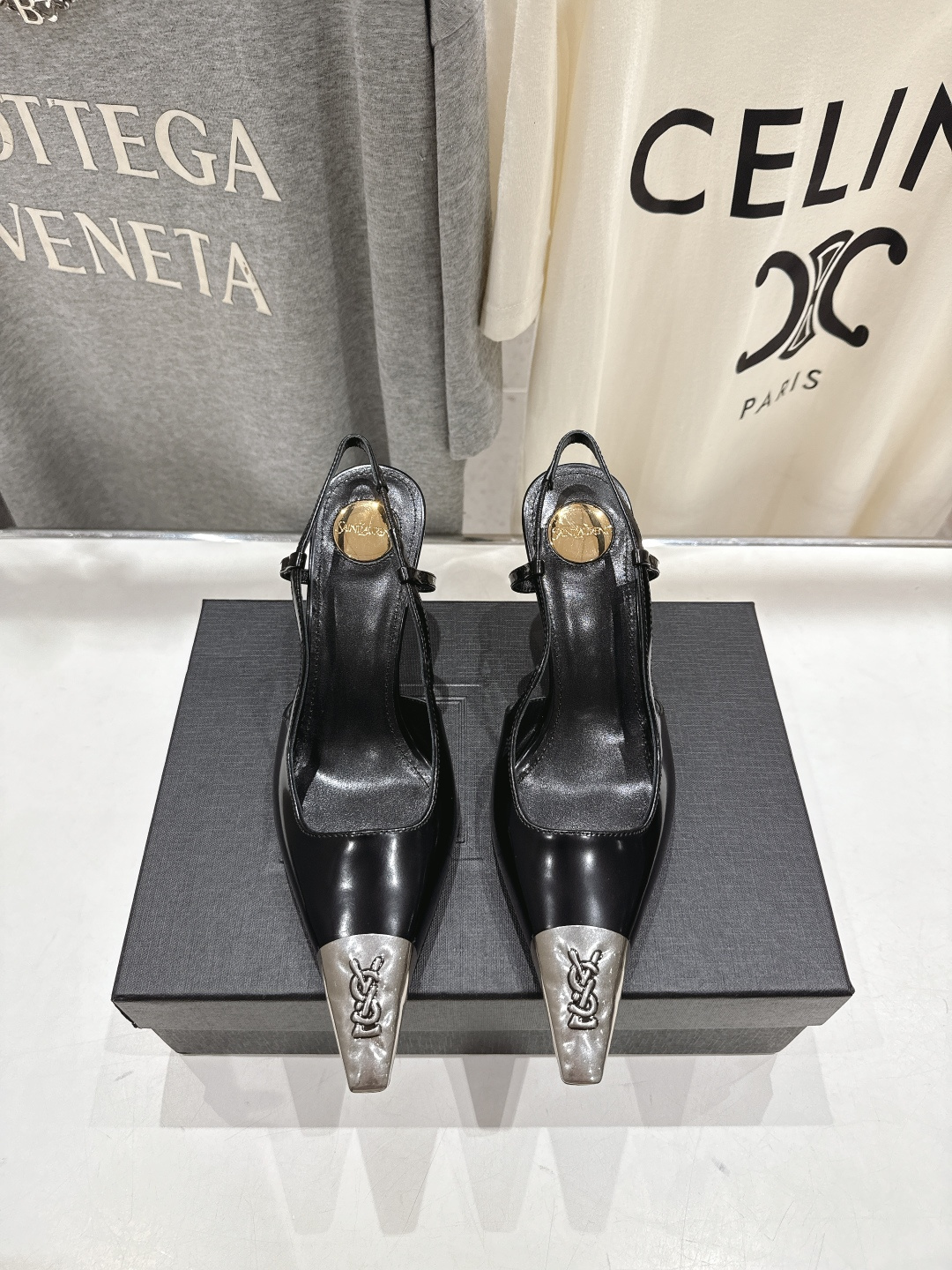 NO:559919,High version SAINT LAURENT/YSL 25ss spring and summer new metal small square toe high heels and sandals~ This year's hot retro gold toe is paired with new gem embellishments, wild freedom, elegance and sexiness coexist. YSL accepts both men and women and does not accept refutation. It is worth every woman to buy (ZP full-body custom hardware, heels, perfect consistency) New last type, multiple comparisons, the difference between looking at pictures and making goods on the market Customized imported silk upper/imported first-layer cowhide  Imported sheepskin lining, Italian genuine leather outsole, heel height 7.5cm, size 35-39 (40 custom made, non-returnable) (full set of packaging), high heels and sandals, saint laurent, saint laurent, saint laurent, sandals, high   heels,cowhide,sheepskin,real silk,Leather soles19860909高版本 SAINT LAURENT/圣罗兰YSL 25ss春夏全新金属小方头高跟鞋凉鞋单鞋～ 今年大热的复古金头搭配全新宝石点缀,野性自由高雅性感并存,收男也收女的YSL不接受反驳, 值得每一个女性入手（ZP全身定制五金、鞋跟、完美一致）全新楦型多对比市面上看图做货的区别哈 鞋面定制进口真丝/进口头层牛皮 内里进口绵羊皮 鞋底意大利真皮大底 跟高7.5cm 码数35-39（40订做不退换）（全套包装）,高跟鞋凉鞋,saint laurent,saint laurent,saint laurent,sandals,high heels,cowhide,sheepskin,real silk,Leather soles,Women's Shoes