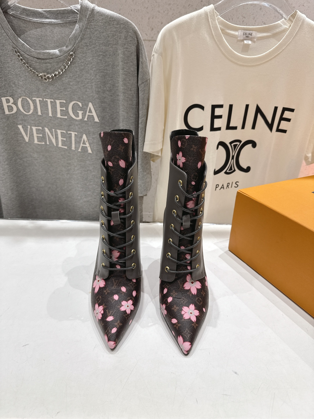 NO:559907,High version LOUIS VUITTON 25ss LV donkey brand autumn and winter new high-heeled short boots. The last shape is versatile and slim feet yyds. The shape is three-dimensional and full, full of temperament and comfortable on the feet. Very retro style, full of aura, and the original presbyopic design style is very classic. Perfect details. Original imported first-layer cowhide on the upper. Imported cowhide on the lining. Outsole imported from Italy. Genuine leather outsole. Heel height 7.5cm.  Size35-40 (40.41 custom-made, non-refundable), boots, louis vuitton, louis vuitton, louis vuitton, boots, cowhide, Leather soles19860909高版本  LOUIS VUITTON 25ss LV驴牌秋冬新款高跟短靴 楦型百搭瘦脚yyds.造型立体饱满,气质满满 上脚舒适 非常复古风、气场十足,加原版老花设计风格非常经典 细节完美 鞋面原版进口头层牛皮 内里进口牛皮 大底意大利进口真皮大底 跟高7.5cm Size35-40（40.41订做不退换）,靴子,louis vuitton,louis vuitton,louis vuitton,boots,cowhide,Leather soles,Women's Shoes