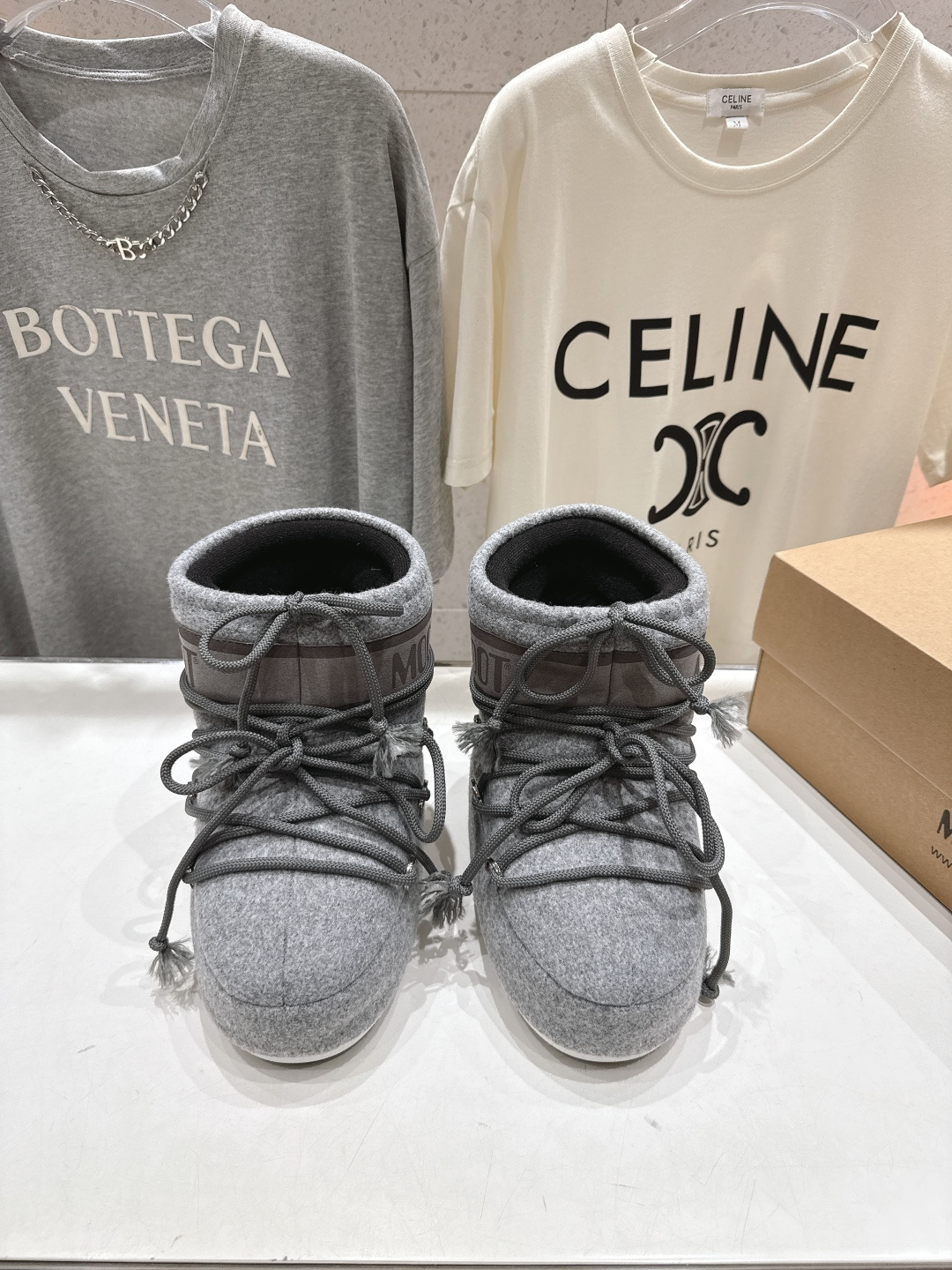 NO:559910,High version Moon Boot F060 2025ss autumn and winter popular warm thick-soled snow boots [Ugly Moon Snow Boots] Forget UGG, fashionable people are wearing Moon Boot snow boots. If you find it difficult to accept the revival of UGG, now there is a more alternative snow boot that is back, with an inner height of 4 cm. That is the Moon Boot. It was already very popular in the millennium. Back then, Paris Hilton and Victoria Beckham  Celebrities often wear it, and now the Y2K trend is popular again. The same style is worn by young people in QQ shows. The ugly snow boots that are shown by thousands of people have become popular again. They are not divided into men and women. They look slim and warm and easy to wear... The fabric is original custom-made/cowhide/high mercerized waterproof cloth. The inner lining is original silk wool liner. The foot pad is original silk wool liner.   Original open-molded two-color non-slip outsole. Sole thickness 4cm (including inner height increase). Size 35-40 (customized at 41.42.43). Original full set of packaging. Colors are updated simultaneously on the official website, boots, boots, cowhide.19860909高版本 Moon Boot F060 2025ss秋冬季爆款保暖厚底雪地靴【丑萌月亮雪地靴】 忘了UGG吧,时髦人都在穿Moon Boot雪地靴 如果你难以接受UGG的复兴 那现在有一款更另类的雪地靴又杀回来了,内增高4 cm 那就是Moon Boot月亮靴 在千禧年就已经非常火了 当年paris hilton、victoria beckham  等名人经常穿它,如今Y2K风潮再次流行,痞幼同款QQ秀穿搭,万人大秀的丑萌雪地靴重新翻红,不分男女不分左右,看着巨无霸巨显瘦还暖和好穿…… 面料原版定制/牛皮/高丝光防水布 内里原版丝绵内胆 垫脚原版丝绵内胆 大底原版开模双色防滑大底 底厚4cm（含内增高） 码数35-40（41.42.43定制） 包装原版全套包装 颜色官网同步更新,靴子,boots,cowhide,Women's Shoes