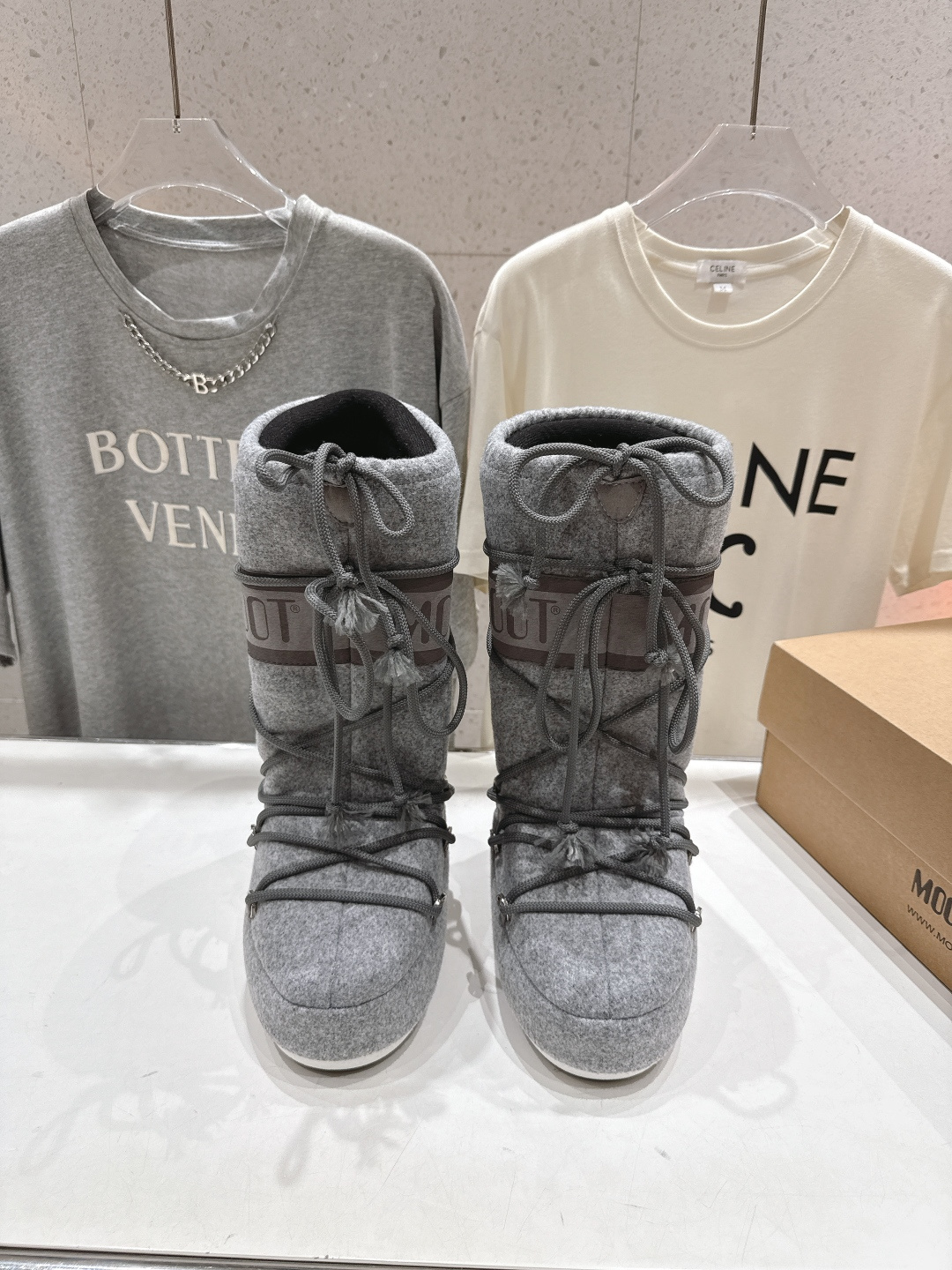 NO:559913,High version Moon Boot F060 2025ss autumn and winter popular warm thick-soled snow boots [Ugly Moon Snow Boots] Forget UGG, fashionable people are wearing Moon Boot snow boots. If you find it difficult to accept the revival of UGG, then there is now a more alternative snow boot that is back, with an inner height of 4 cm. That is the Moon Boot. It was already very popular in the millennium. Back then, Paris Hilton and Victoria Beckham  Celebrities often wear it, and now the Y2K trend is popular again. The same style is worn by young people in QQ shows. The ugly snow boots that are shown by thousands of people have become popular again. They are not divided into men and women. They look slim and warm and easy to wear... The fabric is original custom-made/cowhide/high mercerized waterproof cloth. The inner lining is original silk wool liner. The foot pad is original silk wool liner.   Original open-molded two-color non-slip outsole. Sole thickness 4cm (including inner height increase). Size 35-40 (customized at 41.42.43). Original full set of packaging. Colors are updated simultaneously on the official website, boots, boots, cowhide.19860909高版本  Moon Boot F060 2025ss秋冬季爆款保暖厚底雪地靴【丑萌月亮雪地靴】 忘了UGG吧,时髦人都在穿Moon Boot雪地靴 如果你难以接受UGG的复兴 那现在有一款更另类的雪地靴又杀回来了,内增高4 cm 那就是Moon Boot月亮靴 在千禧年就已经非常火了 当年paris hilton、victoria beckham  等名人经常穿它,如今Y2K风潮再次流行,痞幼同款QQ秀穿搭,万人大秀的丑萌雪地靴重新翻红,不分男女不分左右,看着巨无霸巨显瘦还暖和好穿…… 面料原版定制/牛皮/高丝光防水布 内里原版丝绵内胆 垫脚原版丝绵内胆 大底原版开模双色防滑大底 底厚4cm（含内增高） 码数35-40（41.42.43定制） 包装原版全套包装 颜色官网同步更新,靴子,boots,cowhide,Women's Shoes