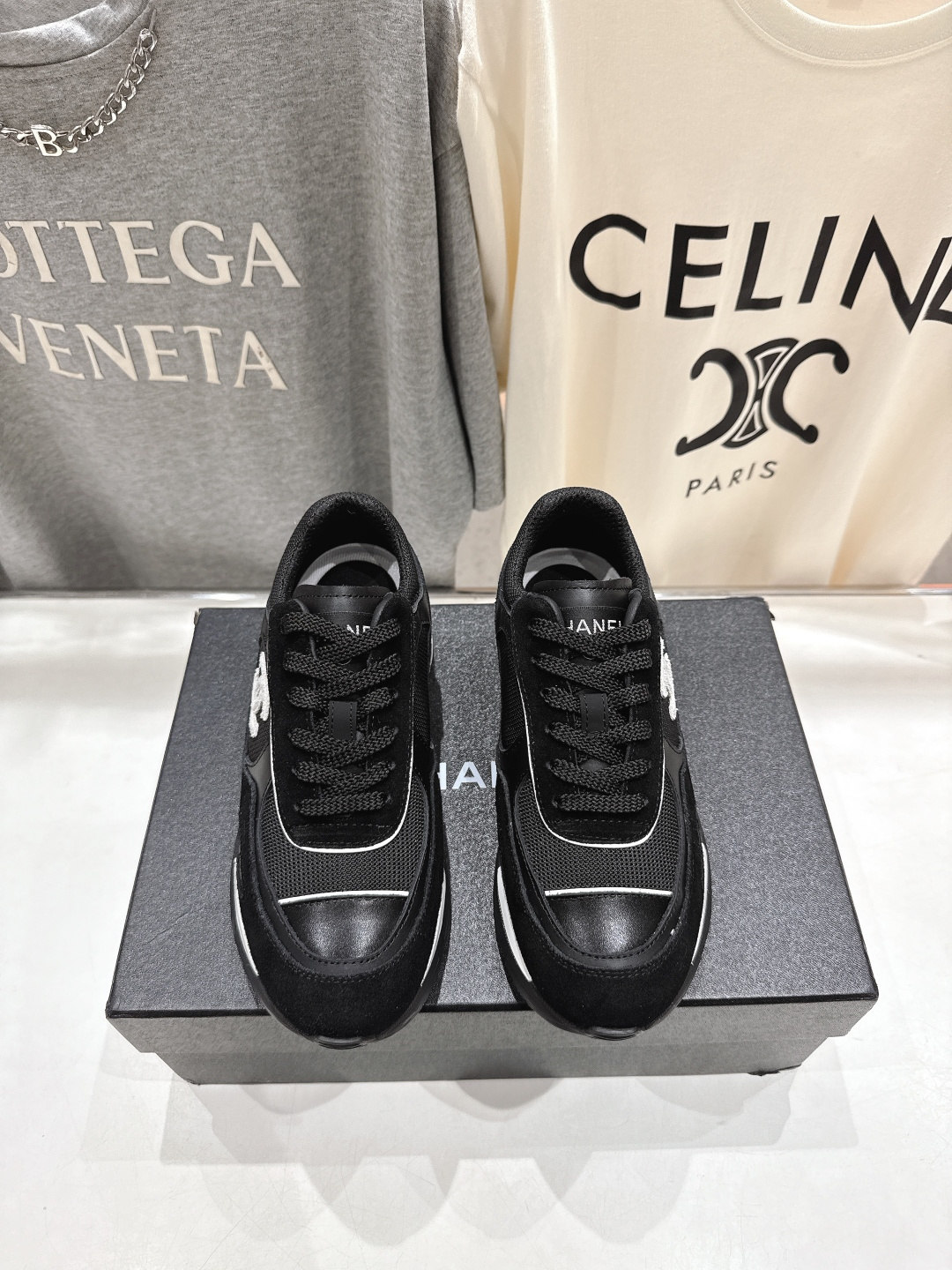 NO:561691,High version Chane* Chanel F015 Xiaoxiang 2025ss new lace-up panda shoes casual shoes white shoes sneakers biscuit shoes top version ~ original development last type, delicate and stylish, not afraid of wide feet, will not show fat feet, looks good and comfortable on the feet!  It feels very light on the feet!  Comfortable and breathable!  Super white, really a perfect match. Imported cowhide leather upper + imported breathable mesh. Customized breathable mesh lining. Original combination outsole. Size35-39 (customized for 40), casual shoes/sports shoes, chanel, chanel, sneakers, cowhide19860909高版本  Chane*香奈儿F015 小香 2025ss新款系带熊猫鞋休闲鞋小白鞋运动鞋 饼干鞋 顶级版本～原版开发楦型 秀气有型 宽脚也不怕 不会显脚肥,上脚好看又舒适！穿起来脚感非常轻盈！舒适透气！超级显白 真的是绝搭到爆炸 鞋面进口牛皮+进口透气网 内里定制透气网布 大底原版组合大底 Size35-39（40定做）,休闲鞋/运动鞋,chanel,chanel,sneakers,cowhide,Women's Shoes