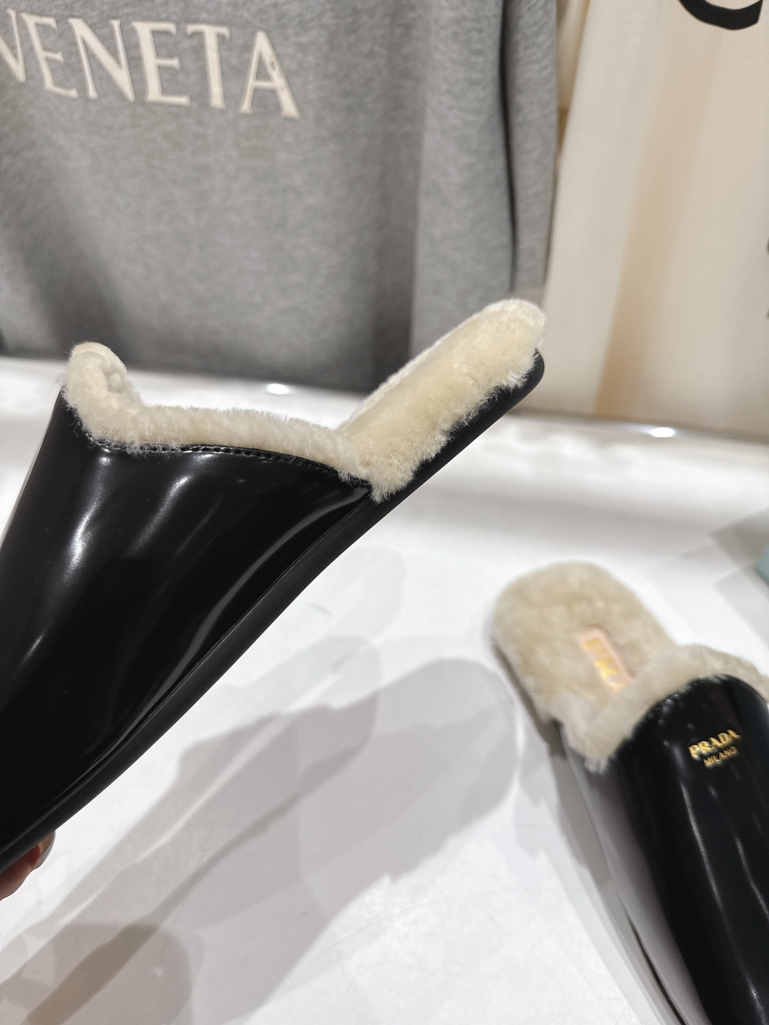 高版本出厂 PRADA*普拉达F017 2025ss秋冬🆕专柜新品。复古平底半包毛毛拖鞋～帅气百搭，时尚