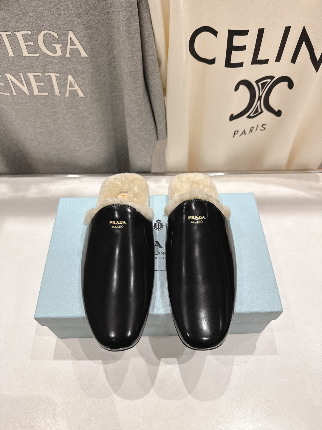 高版本出厂 PRADA*普拉达F017 2025ss秋冬🆕专柜新品。复古平底半包毛毛拖鞋～帅气百搭，时尚