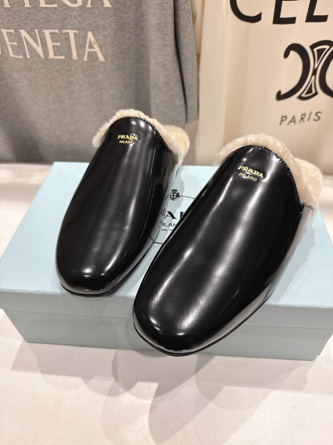 高版本出厂 PRADA*普拉达F017 2025ss秋冬🆕专柜新品。复古平底半包毛毛拖鞋～帅气百搭，时尚