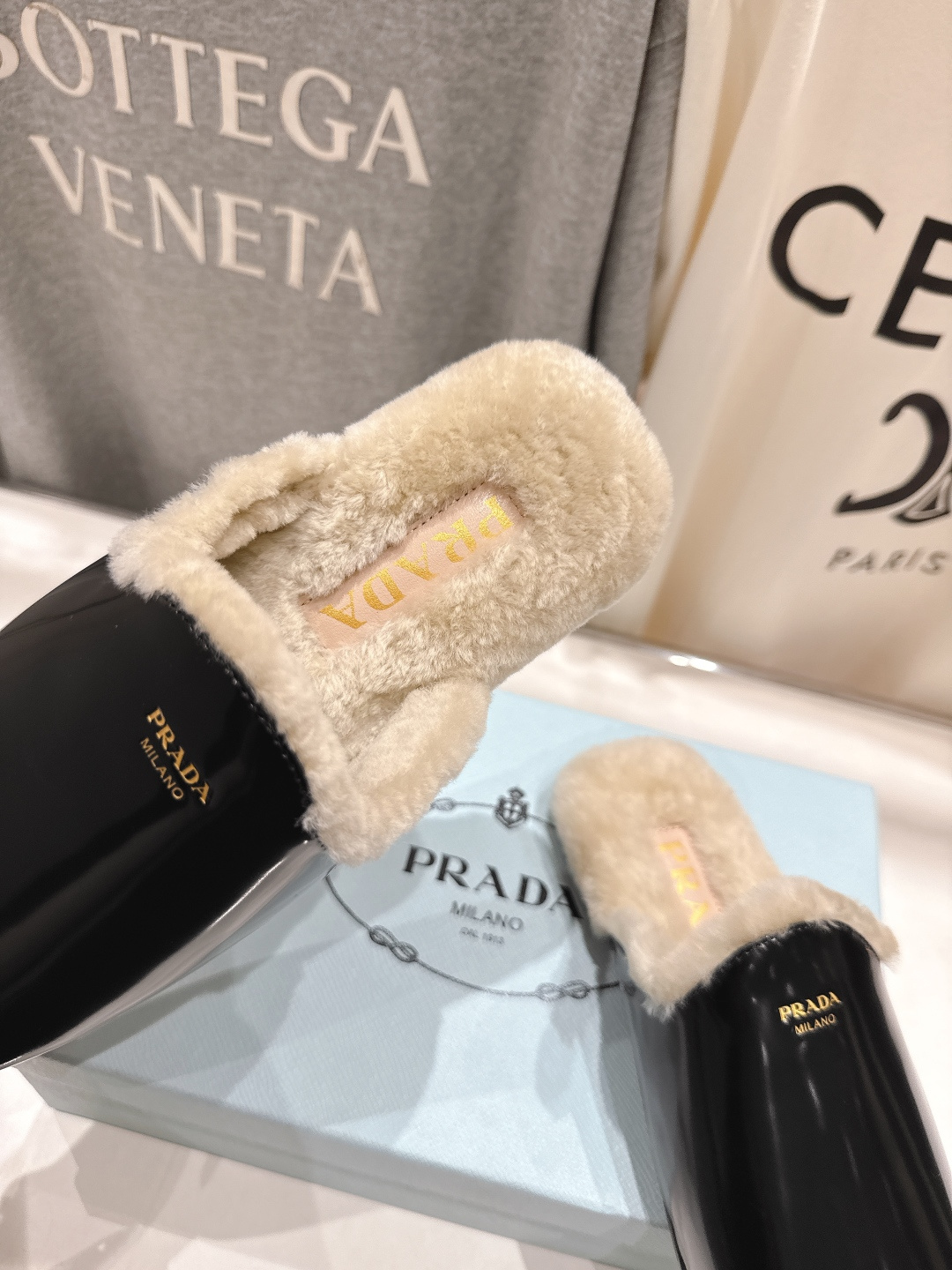 高版本出厂 PRADA*普拉达F017 2025ss秋冬🆕专柜新品。复古平底半包毛毛拖鞋～帅气百搭，时尚