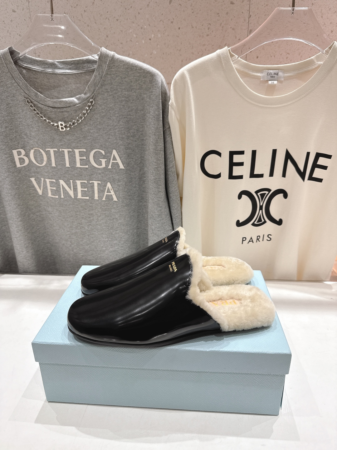 高版本出厂 PRADA*普拉达F017 2025ss秋冬🆕专柜新品。复古平底半包毛毛拖鞋～帅气百搭，时尚