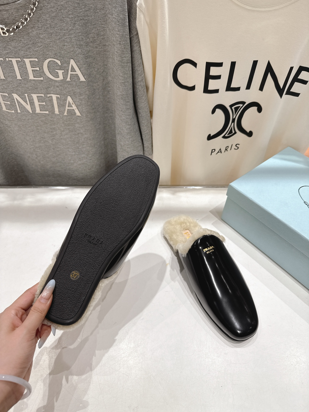 高版本出厂 PRADA*普拉达F017 2025ss秋冬🆕专柜新品。复古平底半包毛毛拖鞋～帅气百搭，时尚