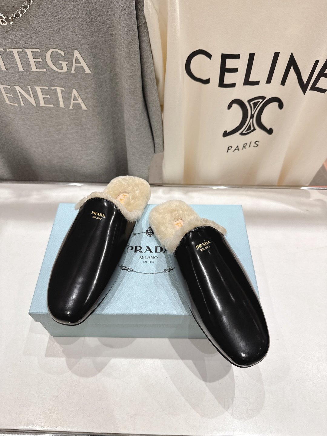 高版本出厂 PRADA*普拉达F017 2025ss秋冬🆕专柜新品。复古平底半包毛毛拖鞋～帅气百搭，时尚