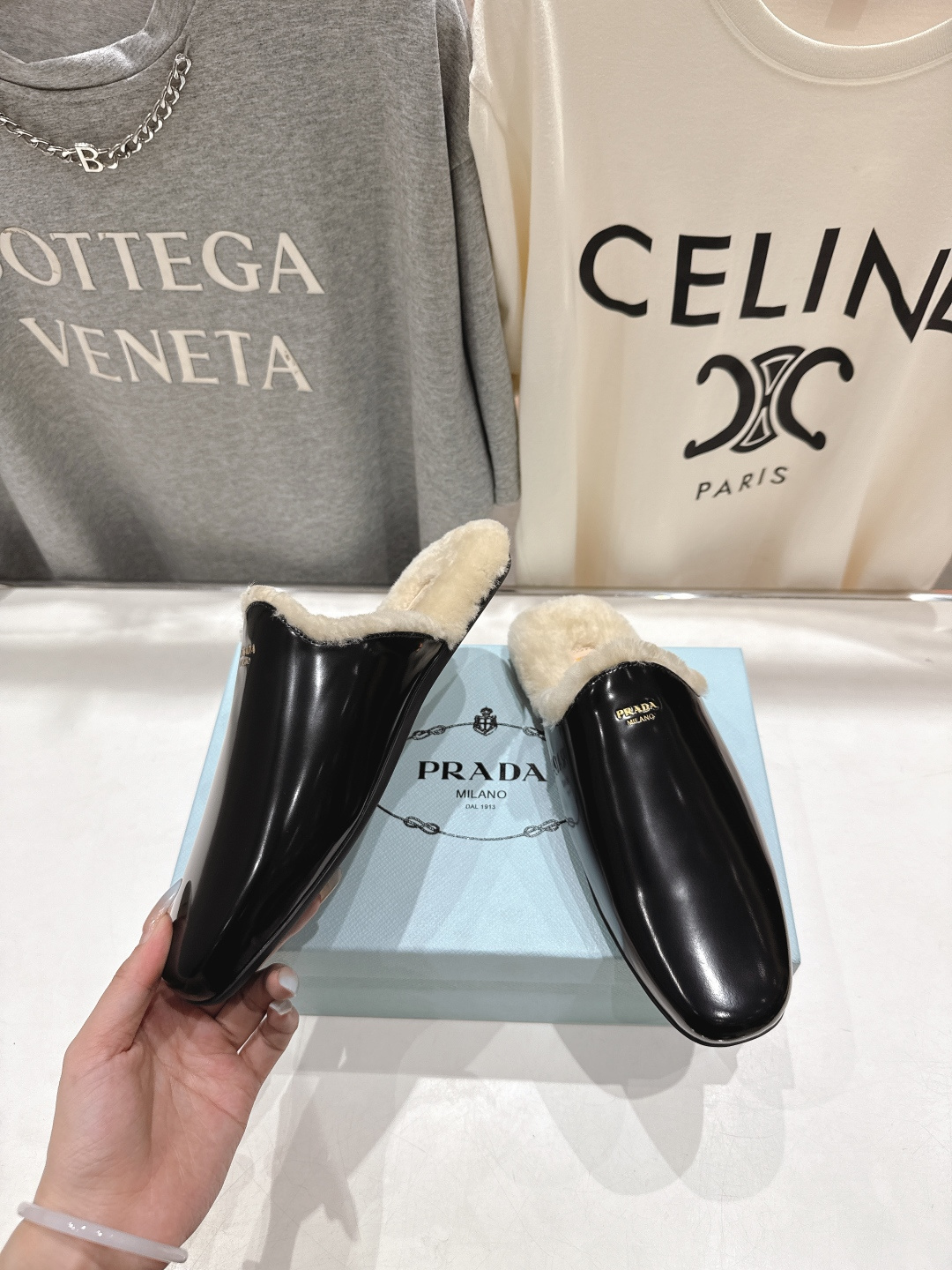 高版本出厂 PRADA*普拉达F017 2025ss秋冬🆕专柜新品。复古平底半包毛毛拖鞋～帅气百搭，时尚