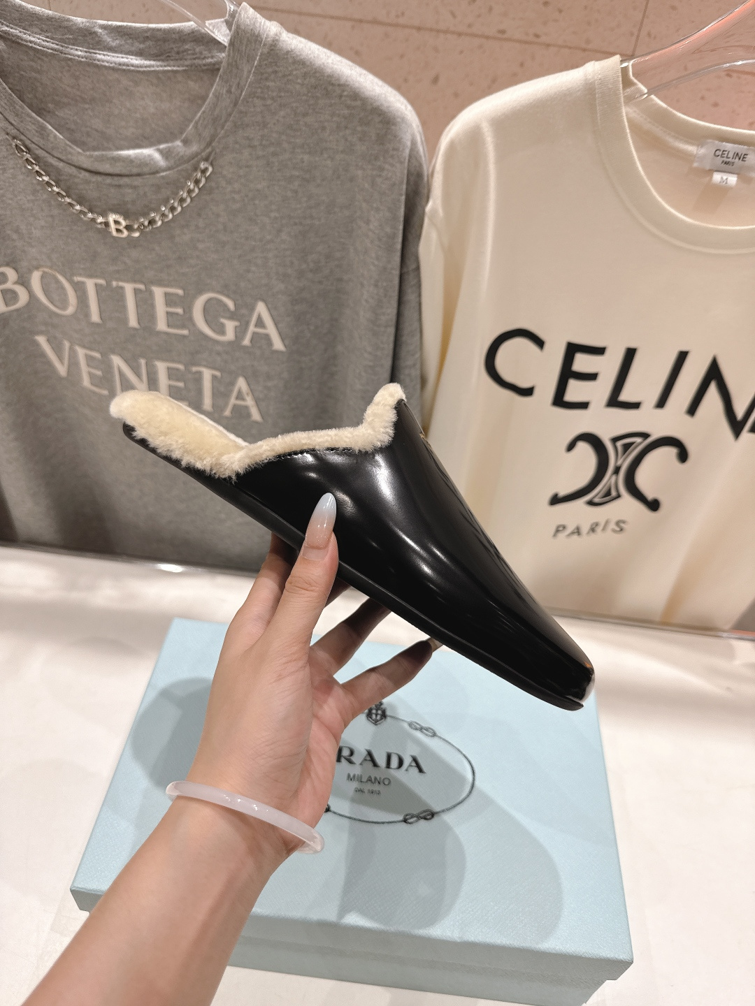 高版本出厂 PRADA*普拉达F017 2025ss秋冬🆕专柜新品。复古平底半包毛毛拖鞋～帅气百搭，时尚