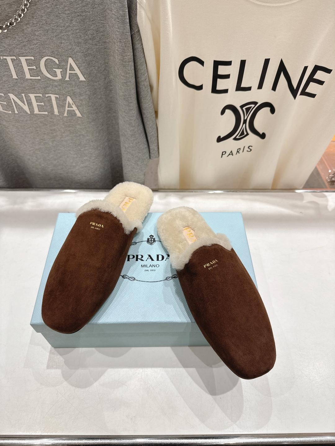 高版本出厂 PRADA*普拉达F017 2025ss秋冬🆕专柜新品。复古平底半包毛毛拖鞋～帅气百搭，时尚