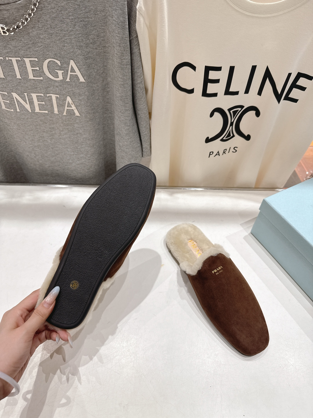 高版本出厂 PRADA*普拉达F017 2025ss秋冬🆕专柜新品。复古平底半包毛毛拖鞋～帅气百搭，时尚