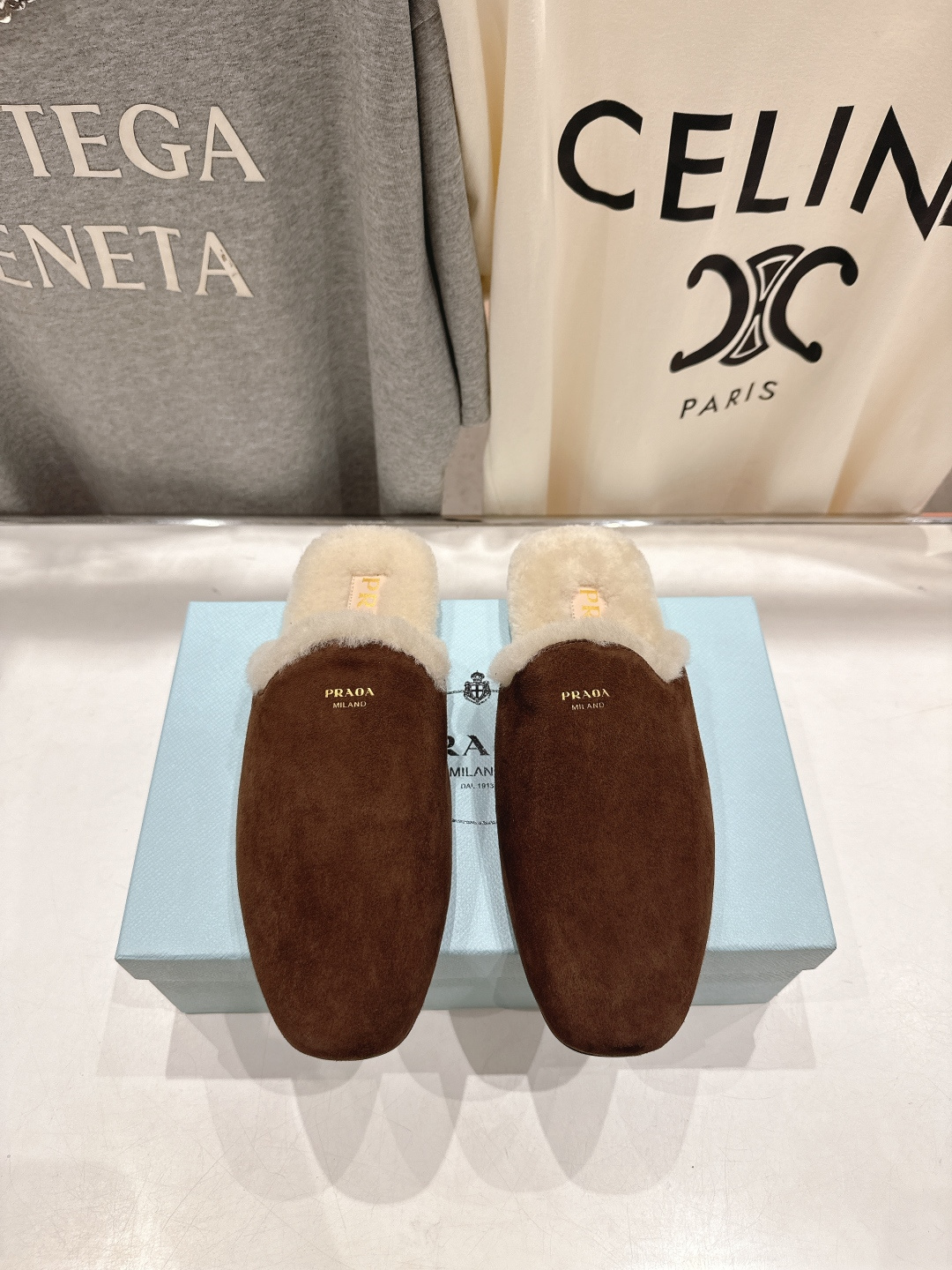 NO:561686,High version PRADA*Prada F017 2025ss autumn and winter new counter product. Retro flat half-packed fur slippers~ Handsome and versatile, full of fashion sense!  The shoes are super comfortable on the feet and very easy to control. Original purchased from HK, 1:1 perfect reproduction, no matter the leather material or all details, must be exactly the same as ZP. The upper is imported open-edge beaded cowhide/imported Yangjing, the lining is imported wool, the outsole is original rubber outsole, the size is 35-39 (custom-made at 40, non-returnable), semi-furry shoes, prada, prada, slippers, cowhide, sheep19860909高版本  PRADA*普拉达F017 2025ss秋冬专柜新品.复古平底半包毛毛拖鞋～ 帅气百搭,时尚感满满！上脚超级舒适,非常好驾驭一款鞋子.HK原版购入,1:1完美复刻,无论是皮料还是所有细节,都必须跟ZP一模一样. 鞋面进口开边珠牛皮/进口羊京 内里进口羊毛 大底原版橡胶大底 码数35-39（40订做不退换）,半拖毛毛鞋,prada,prada,slippers,cowhide,sheep,Women's Shoes