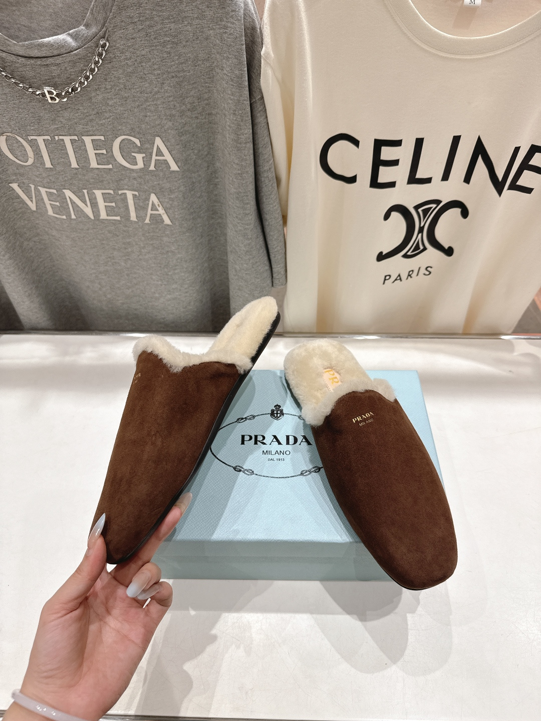 高版本出厂 PRADA*普拉达F017 2025ss秋冬🆕专柜新品。复古平底半包毛毛拖鞋～帅气百搭，时尚