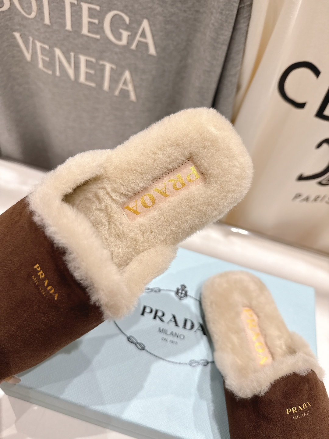 高版本出厂 PRADA*普拉达F017 2025ss秋冬🆕专柜新品。复古平底半包毛毛拖鞋～帅气百搭，时尚