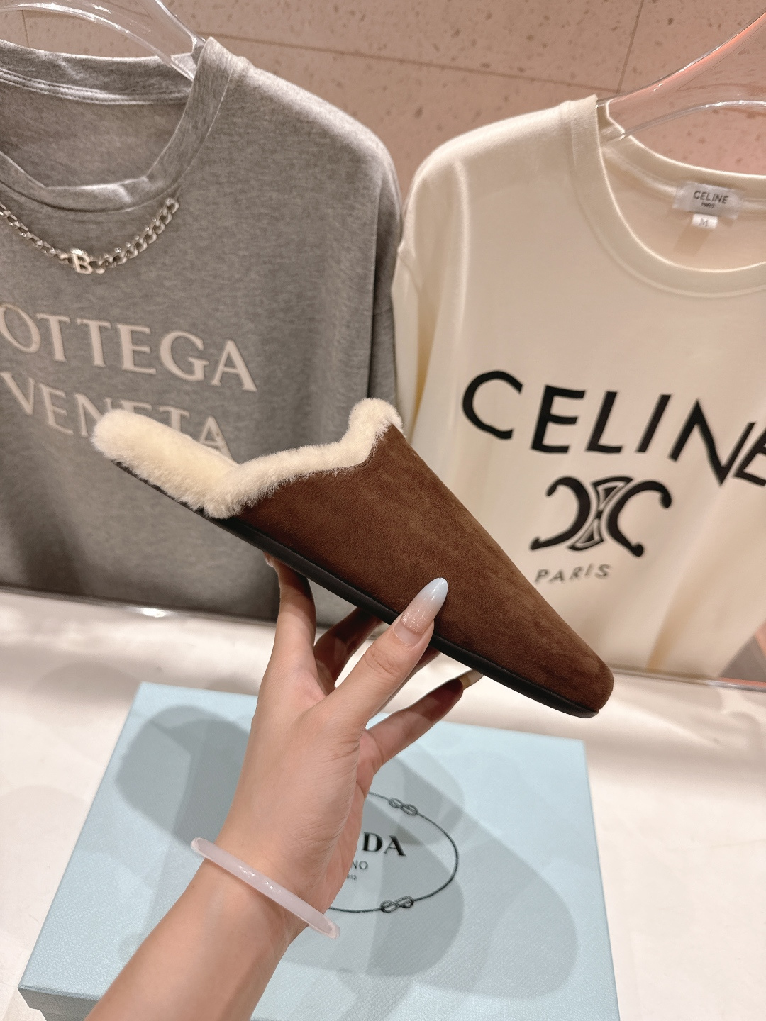 高版本出厂 PRADA*普拉达F017 2025ss秋冬🆕专柜新品。复古平底半包毛毛拖鞋～帅气百搭，时尚