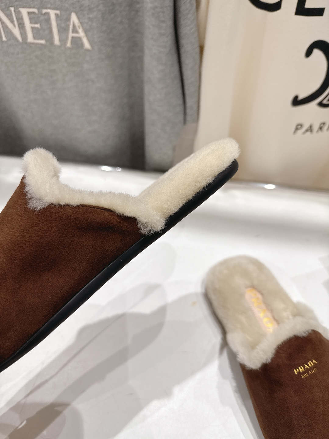 高版本出厂 PRADA*普拉达F017 2025ss秋冬🆕专柜新品。复古平底半包毛毛拖鞋～帅气百搭，时尚