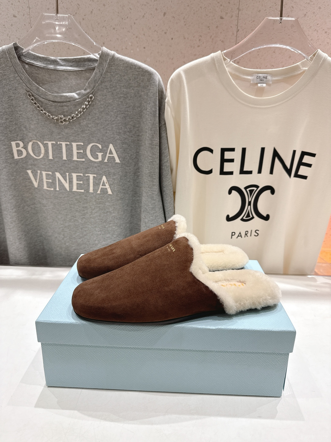 高版本出厂 PRADA*普拉达F017 2025ss秋冬🆕专柜新品。复古平底半包毛毛拖鞋～帅气百搭，时尚