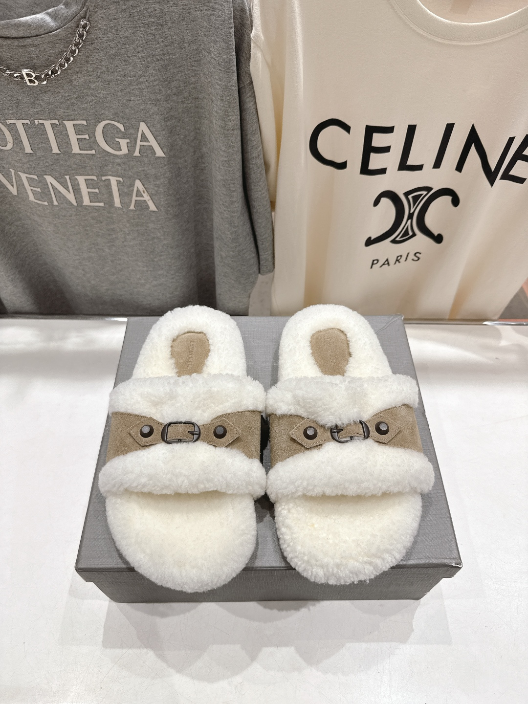 NO:561732,High version BALENCIAGA* Balenciaga F027 25ss new flat-soled wool slippers for autumn and winter. One of the indispensable shoes in the cold winter. You will not regret it if you close your eyes. Very comfortable and super comfortable on the feet (ZP customized material). Custom-made imported high mercerized suede on the upper. Custom-made imported wool on the lining. Original rubber outsole on the sole.  Size 35-39 (40 orders are not returnable), furry shoes and slippers, balenciaga, balenciaga, slippers19860909高版本  BALENCIAGA*巴黎世家F027 25ss秋冬新款平底羊毛拖鞋毛毛鞋 冬日凛凛不可缺之一,闭眼入都是不会后悔·上脚非常舒服超舒服（ZP订制材料） 鞋面定制进口高丝光反绒皮 内里定制进口羊毛 鞋底原版橡胶大底 码数35-39（40订做不退换）,毛毛鞋拖鞋,balenciaga,balenciaga,slippers,Women's Shoes