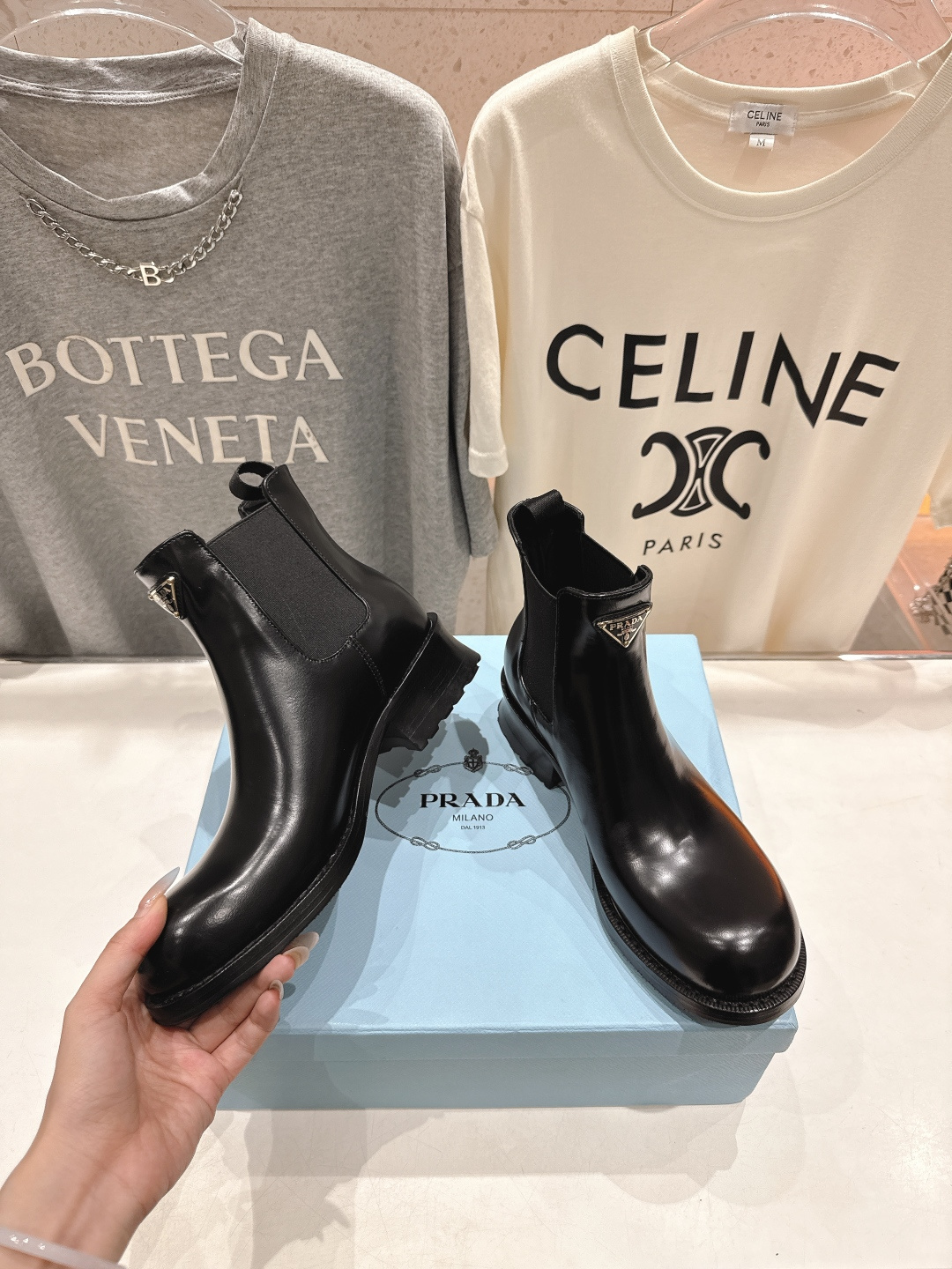 高版本出厂 prada/普拉达F025 2025ss最新三角扣厚底短靴马丁靴，非常耐看的一款走秀款小短靴