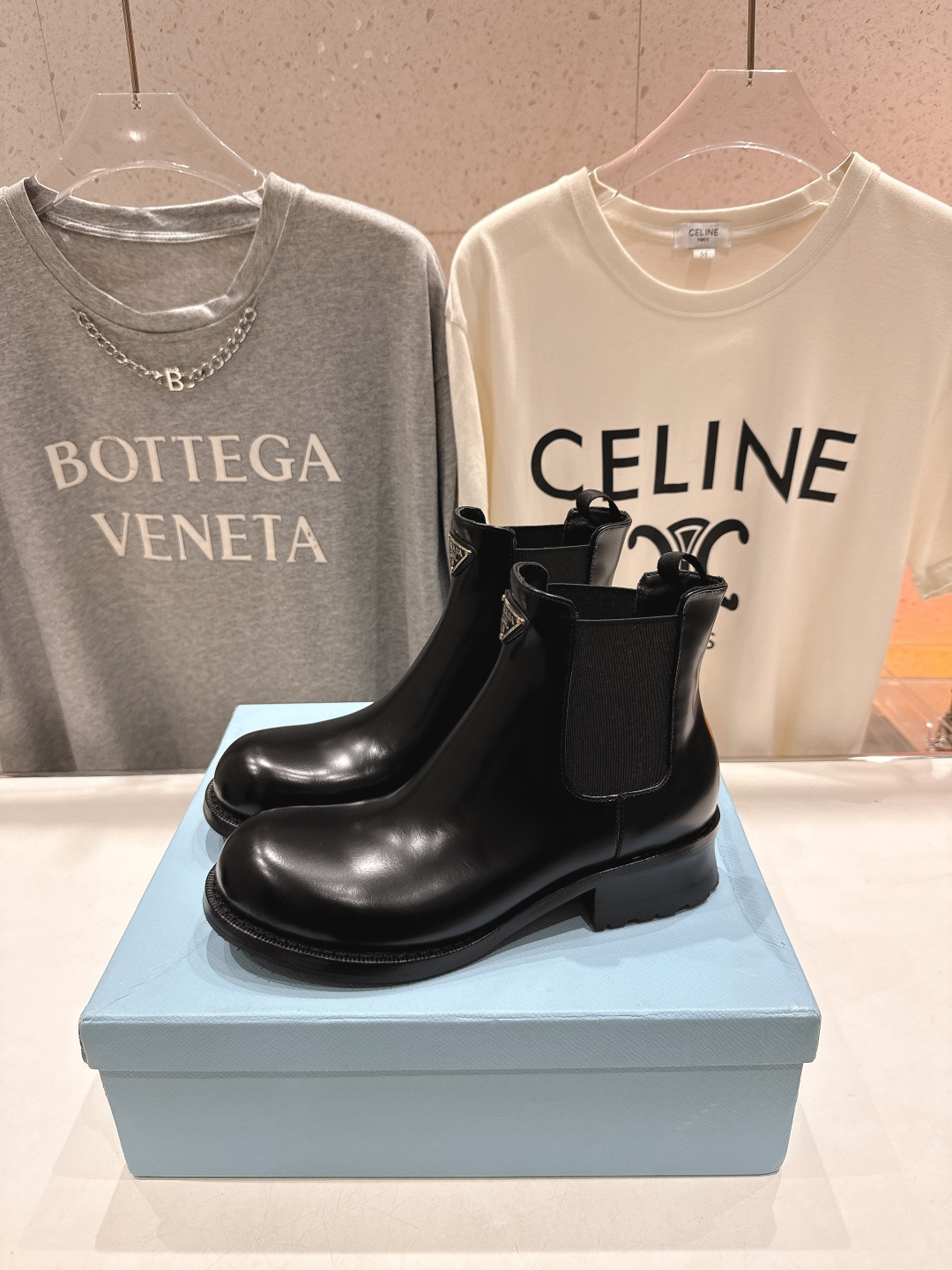 高版本出厂 prada/普拉达F025 2025ss最新三角扣厚底短靴马丁靴，非常耐看的一款走秀款小短靴