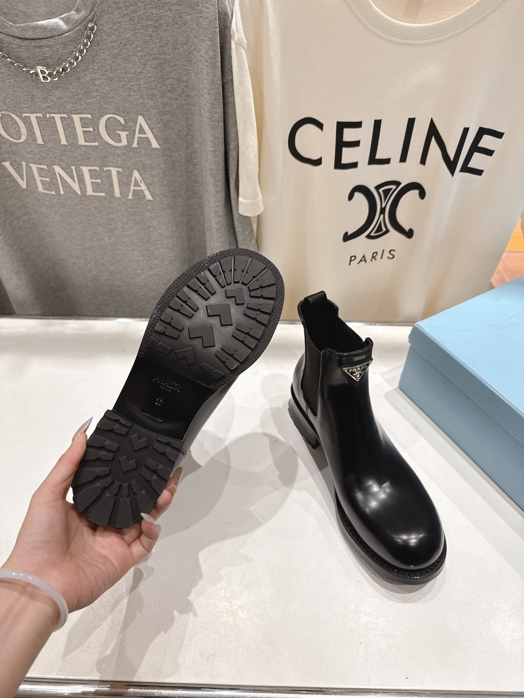 高版本出厂 prada/普拉达F025 2025ss最新三角扣厚底短靴马丁靴，非常耐看的一款走秀款小短靴