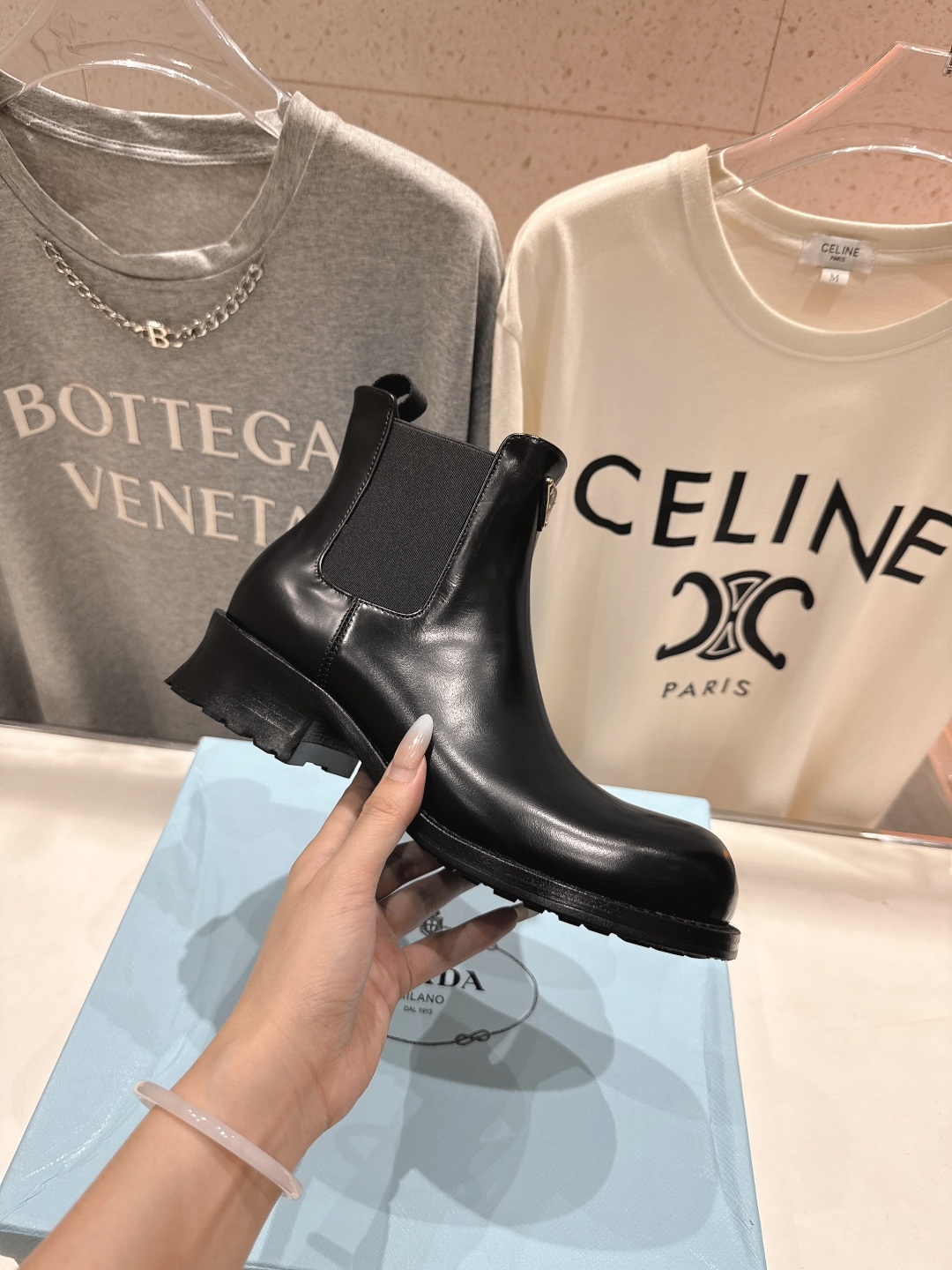 高版本出厂 prada/普拉达F025 2025ss最新三角扣厚底短靴马丁靴，非常耐看的一款走秀款小短靴