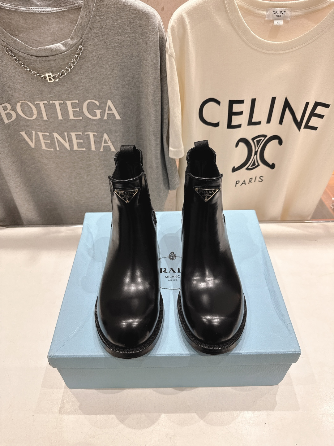 高版本出厂 prada/普拉达F025 2025ss最新三角扣厚底短靴马丁靴，非常耐看的一款走秀款小短靴