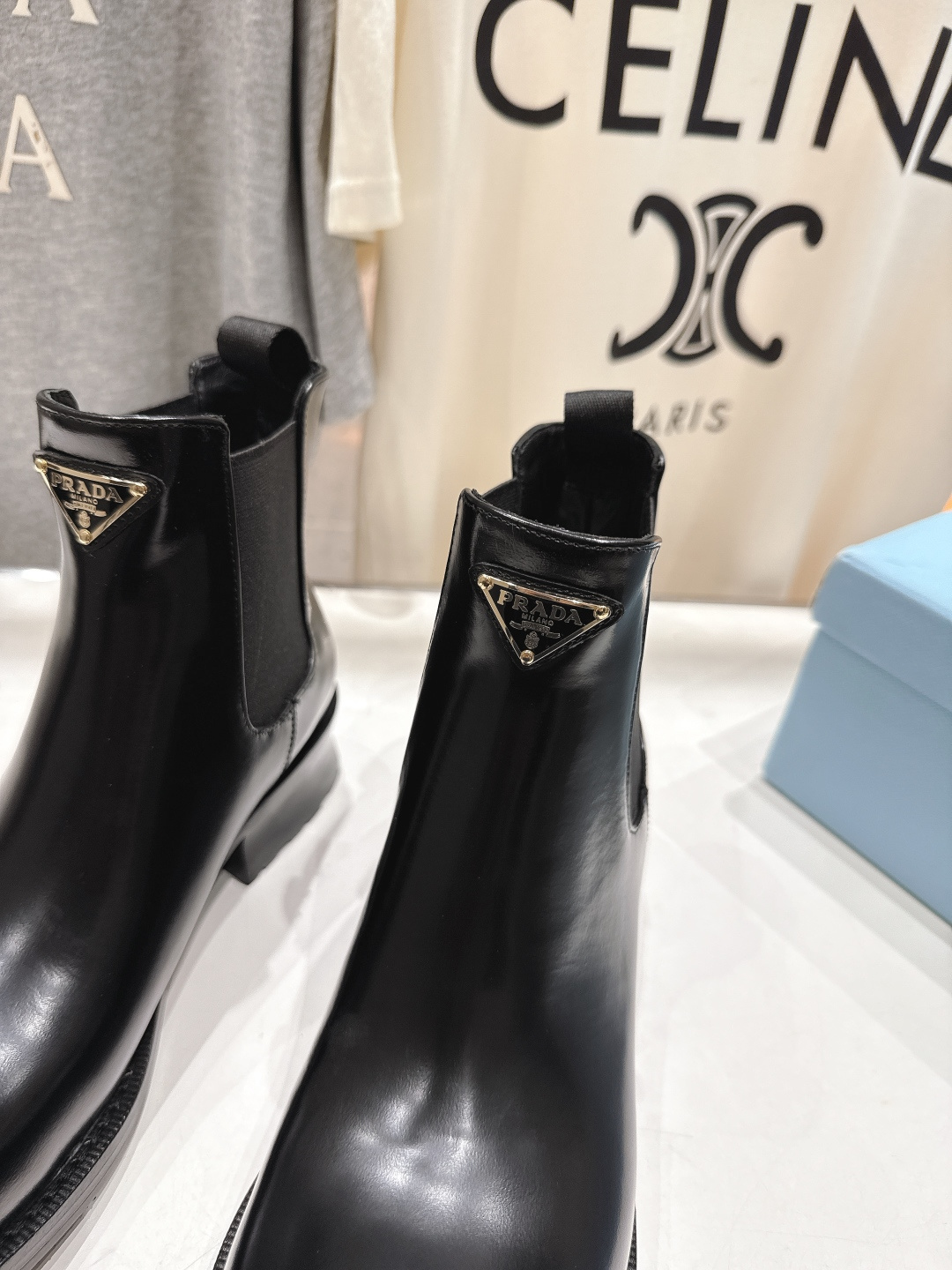 高版本出厂 prada/普拉达F025 2025ss最新三角扣厚底短靴马丁靴，非常耐看的一款走秀款小短靴