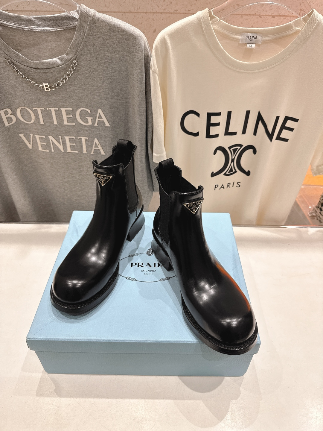 高版本出厂 prada/普拉达F025 2025ss最新三角扣厚底短靴马丁靴，非常耐看的一款走秀款小短靴