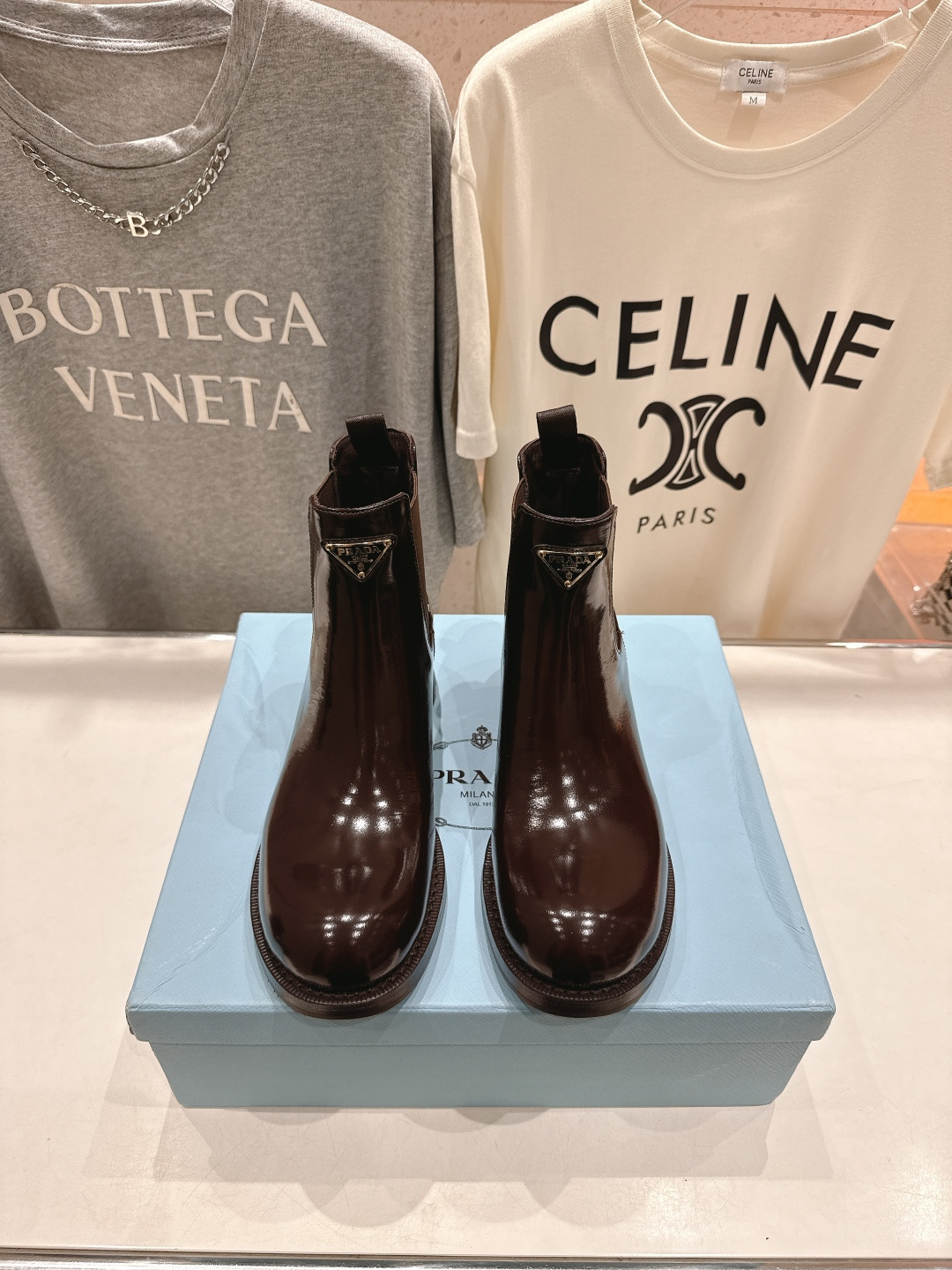 NO:561727,High version prada/Prada F025 2025ss latest triangular buckle thick-soled short boots Martin boots, a very attractive style catwalk short boots original replica super correct version super classic and versatile style super eye-catching and durable but not outdated slimming artifact simple and elegant upper custom-made imported open-edge beaded cowhide leather lining silk cowhide outsole original leather combination outsole  Size 35-40 (40.41 custom-made, non-refundable), boots, prada, prada, boots, cowhide19860909高版本 prada/普拉达F025 2025ss最新三角扣厚底短靴马丁靴,非常耐看的一款 走秀款小短靴 原版复刻 版型超正 超经典百搭款 超级耐看 耐穿 不过时 瘦腿神器 简约大气 鞋面定制进口开边珠牛皮 内里丝绸牛皮 大底原版真皮组合大底 码数35-40（40.41订做不退换）,靴子,prada,prada,boots,cowhide,Women's Shoes