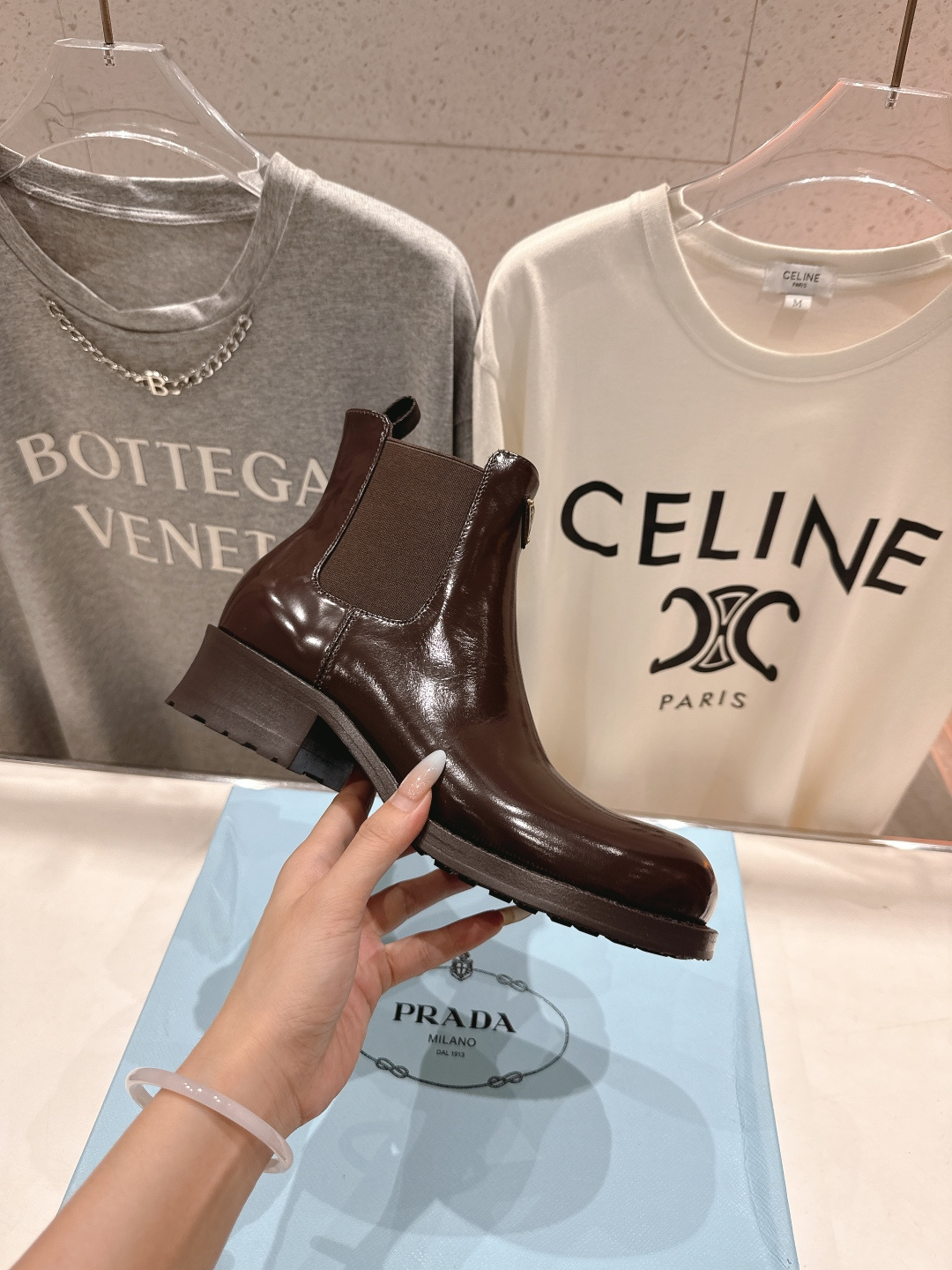 高版本出厂 prada/普拉达F025 2025ss最新三角扣厚底短靴马丁靴，非常耐看的一款走秀款小短靴