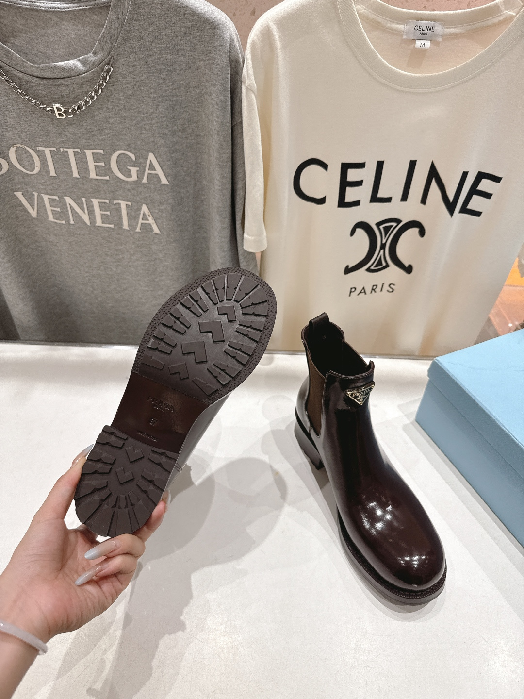 高版本出厂 prada/普拉达F025 2025ss最新三角扣厚底短靴马丁靴，非常耐看的一款走秀款小短靴